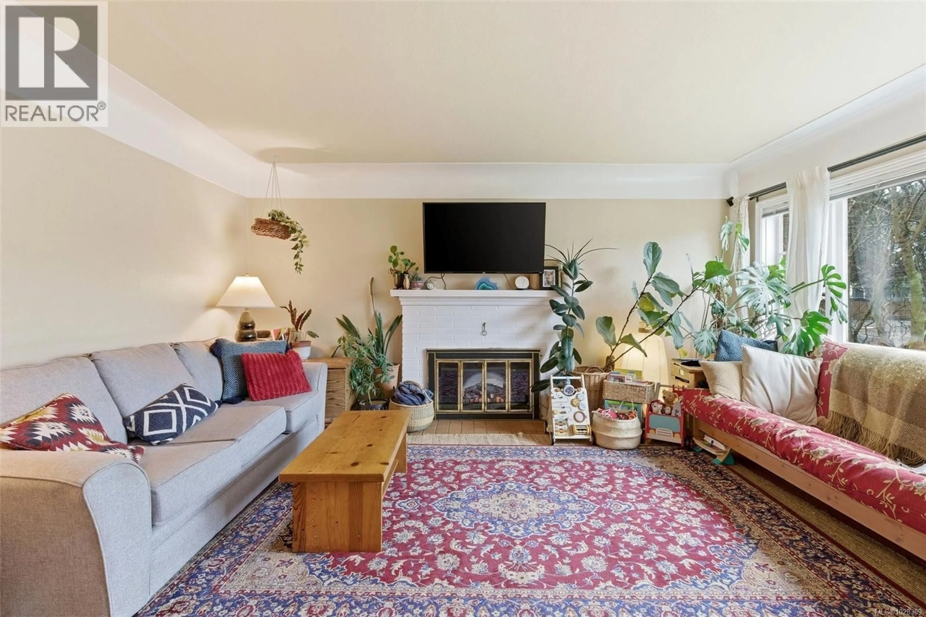 Living room with furniture, carpet floor for 1707 ALBERT AVENUE, Victoria British Columbia V8R1Y9