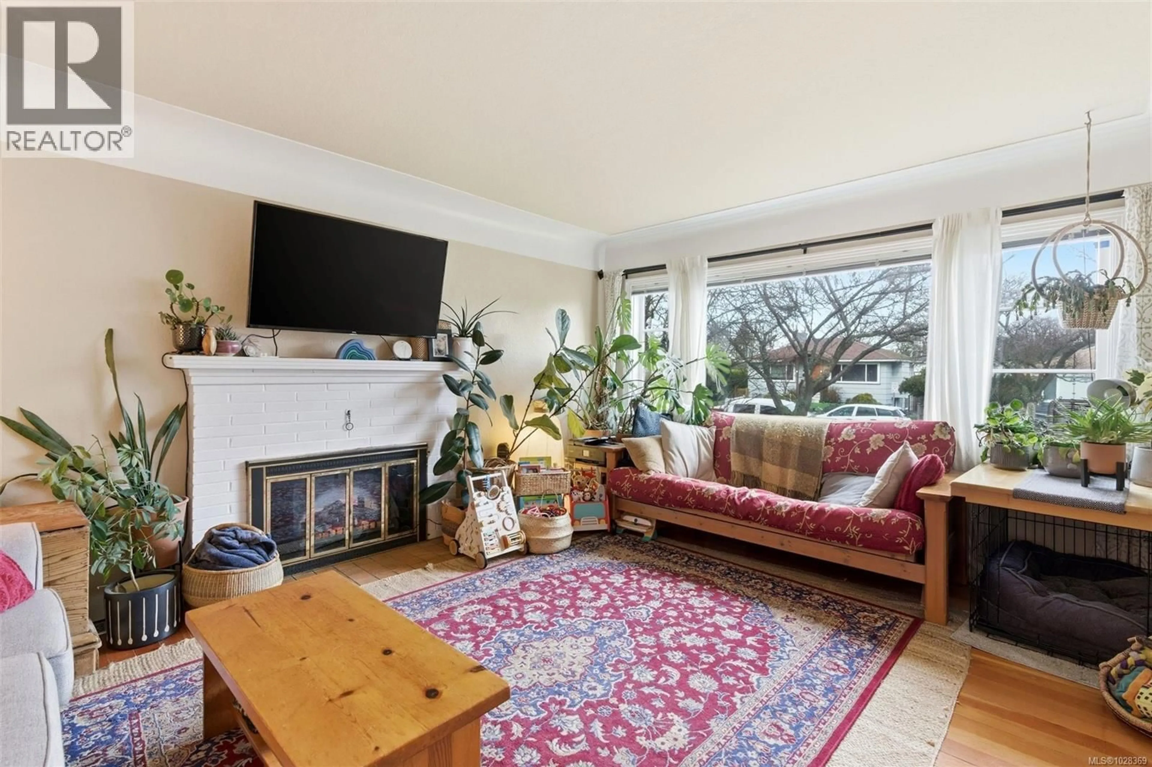 Living room with furniture, unknown for 1707 ALBERT AVENUE, Victoria British Columbia V8R1Y9