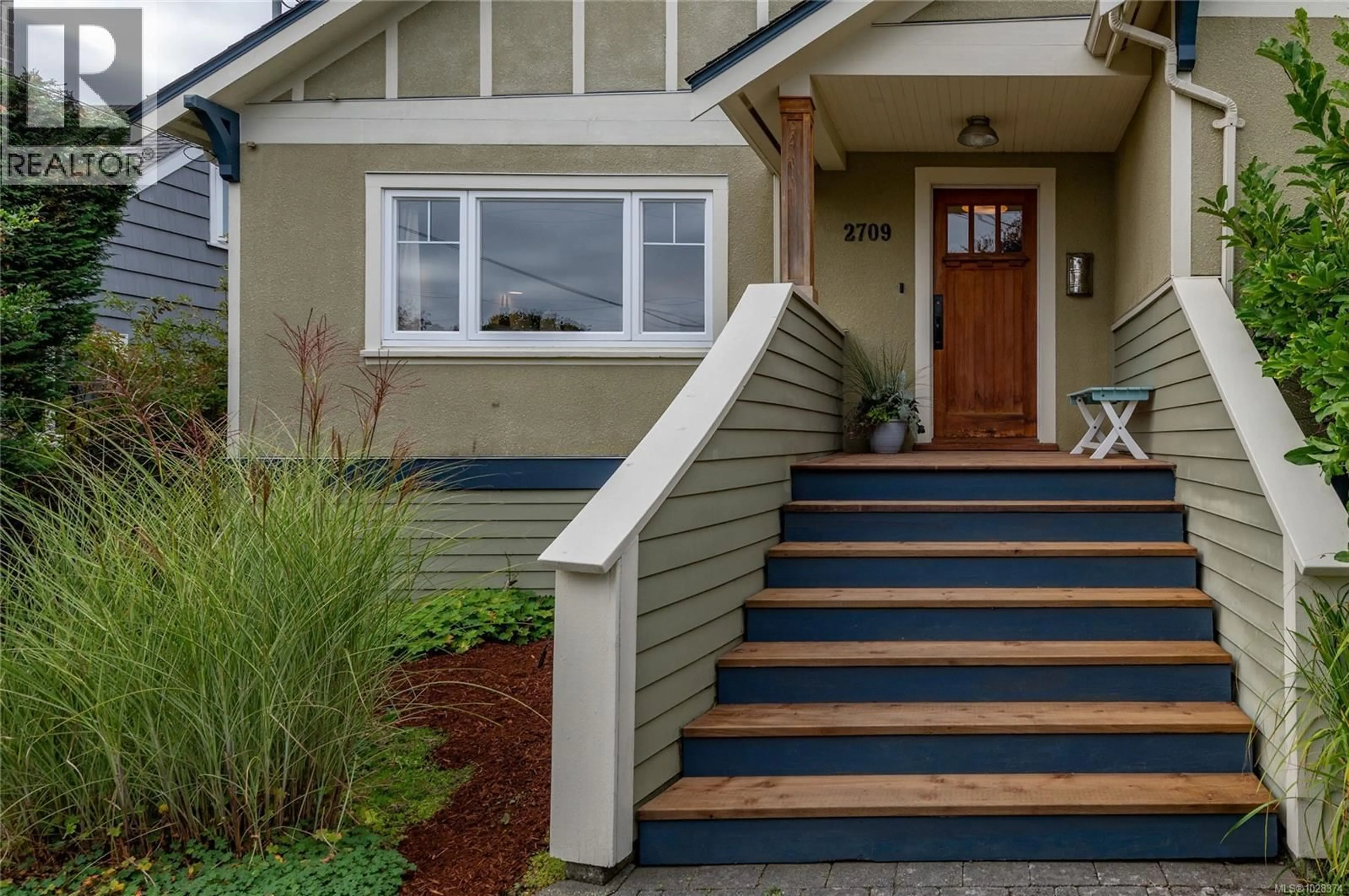 Home with vinyl exterior material, street for 2709 BURDICK AVENUE, Oak Bay British Columbia V8R3L8