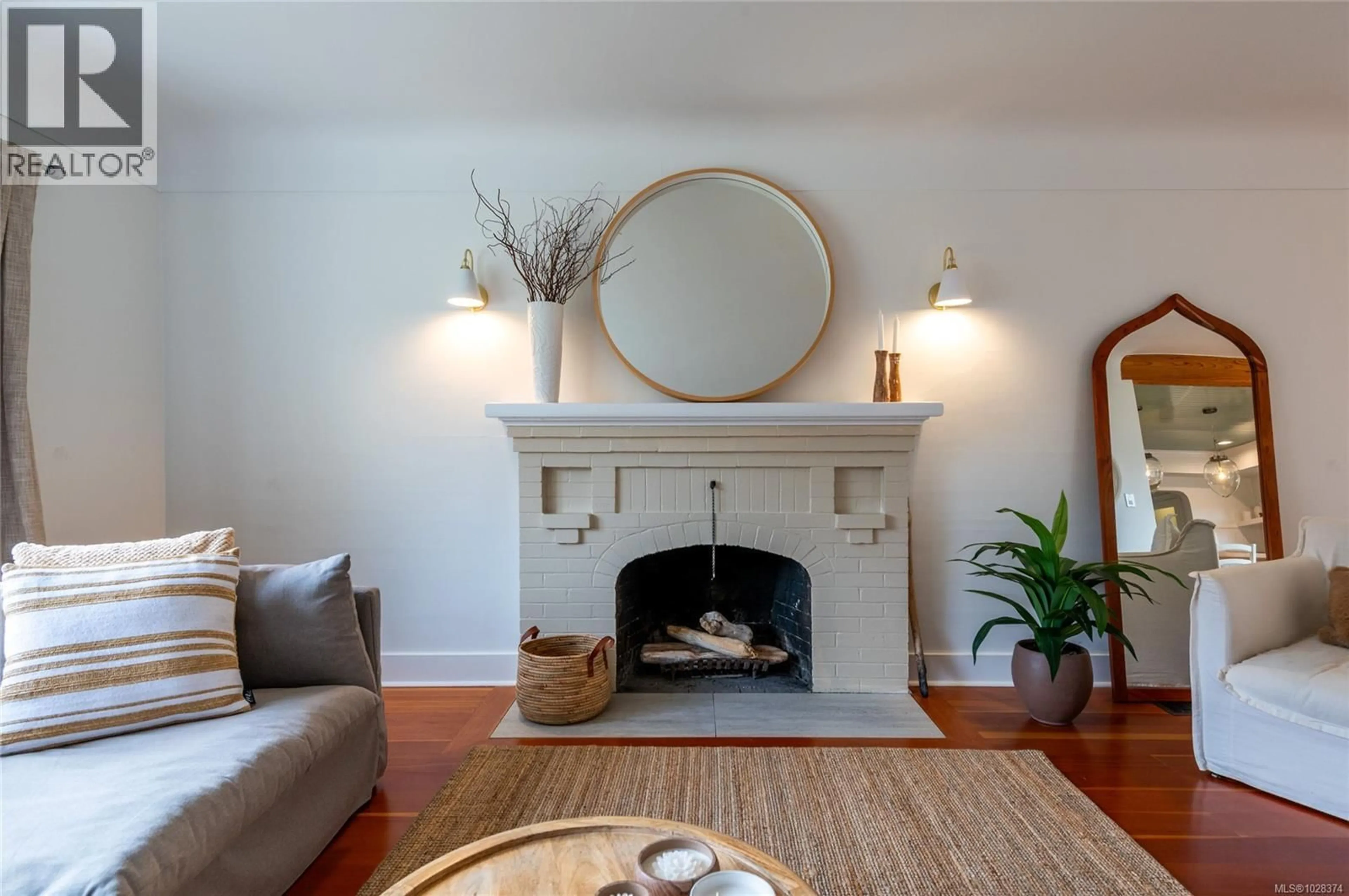 Living room with furniture, unknown for 2709 BURDICK AVENUE, Oak Bay British Columbia V8R3L8