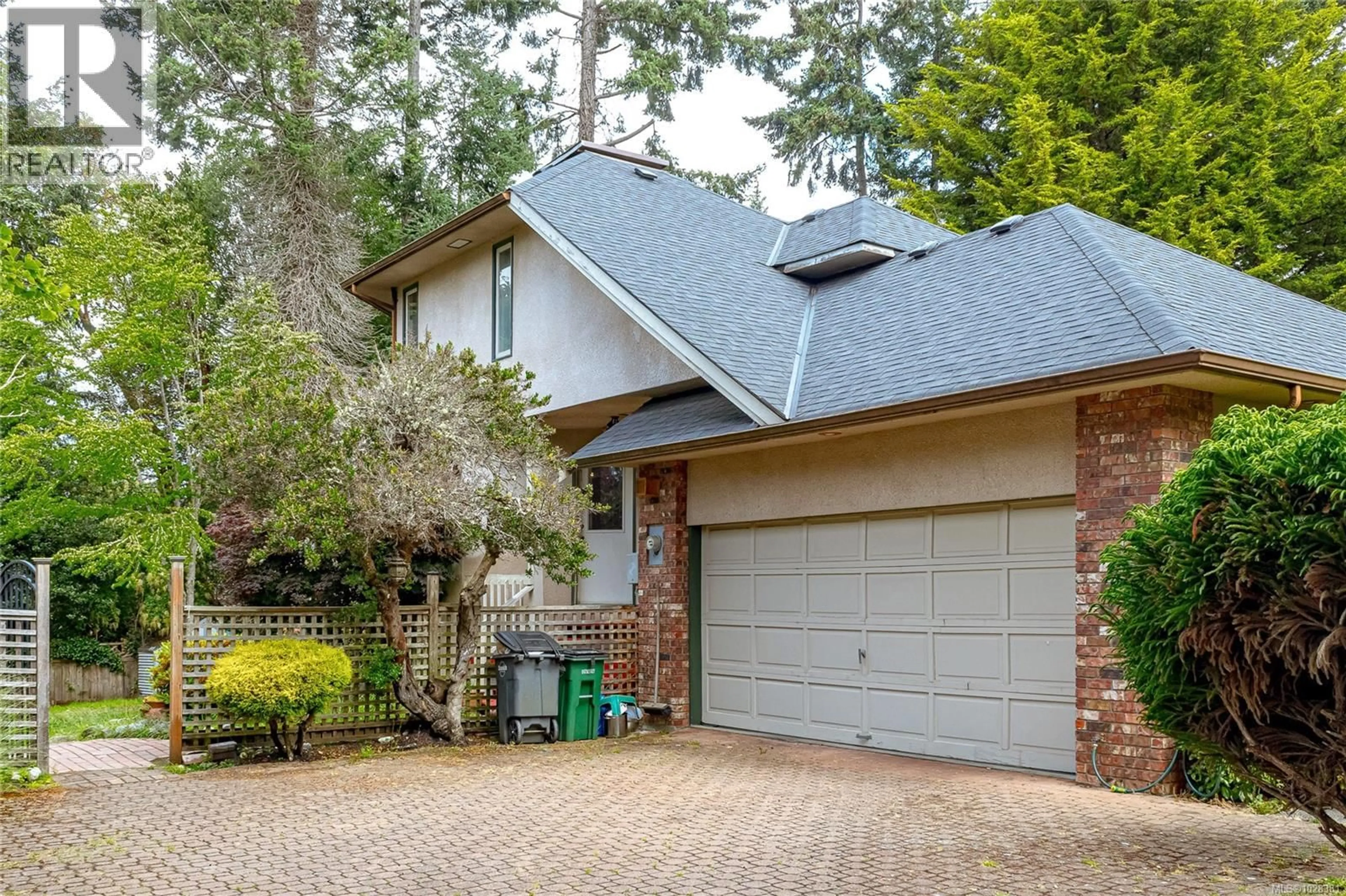 Home with brick exterior material, street for 3910 GIBSON COURT, Saanich British Columbia V8N6E2