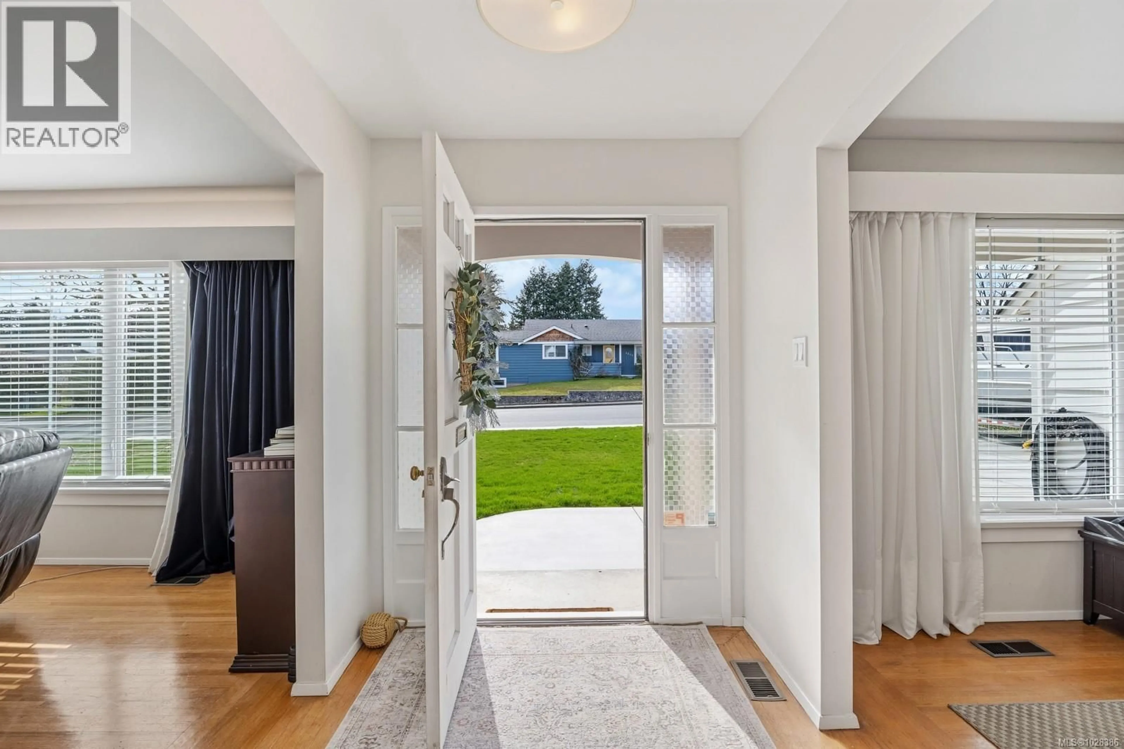 Indoor entryway for 1814 GRIEVE AVENUE, Courtenay British Columbia V9W2W7