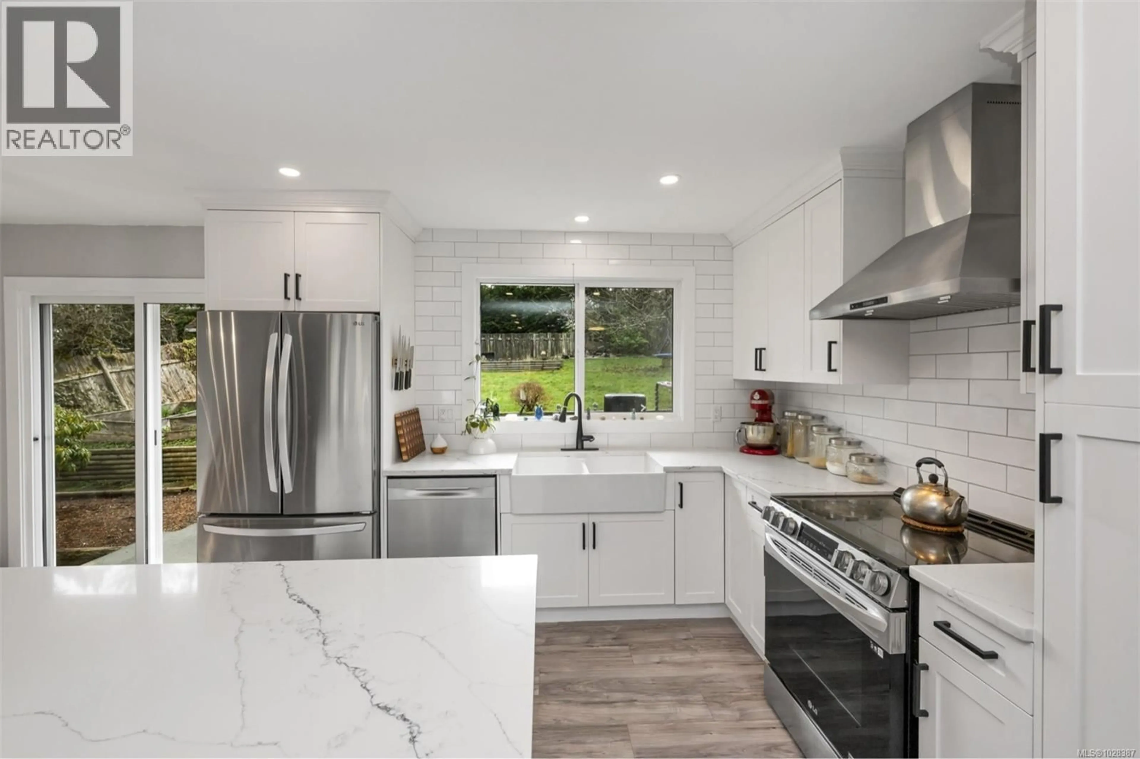 Contemporary kitchen, ceramic/tile floor for 1670 AUSTIN PLACE, Cowichan Bay British Columbia V0R1N1