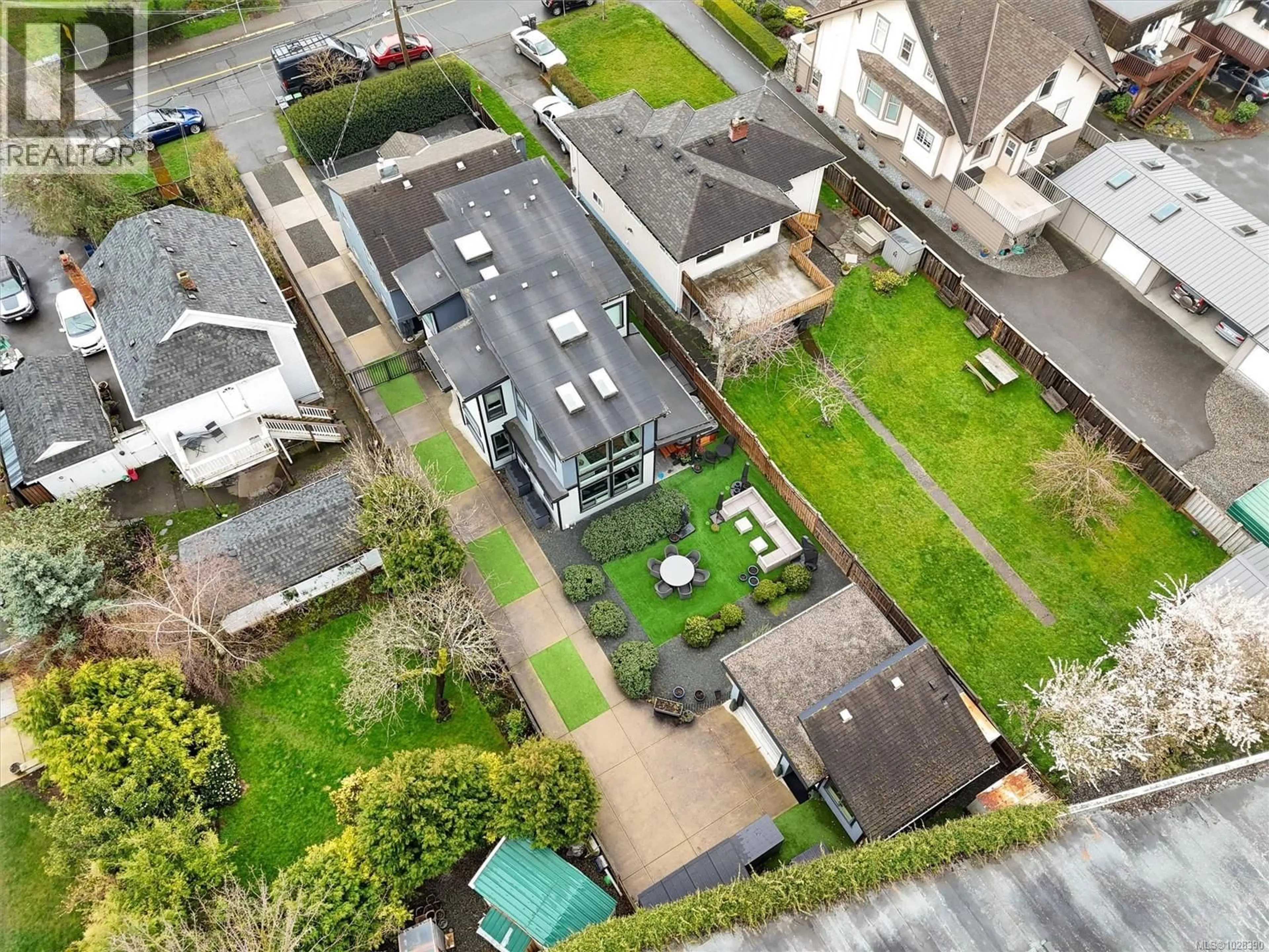 A pic from outside/outdoor area/front of a property/back of a property/a pic from drone, street for 838 OLD ESQUIMALT ROAD, Esquimalt British Columbia V9A4X1
