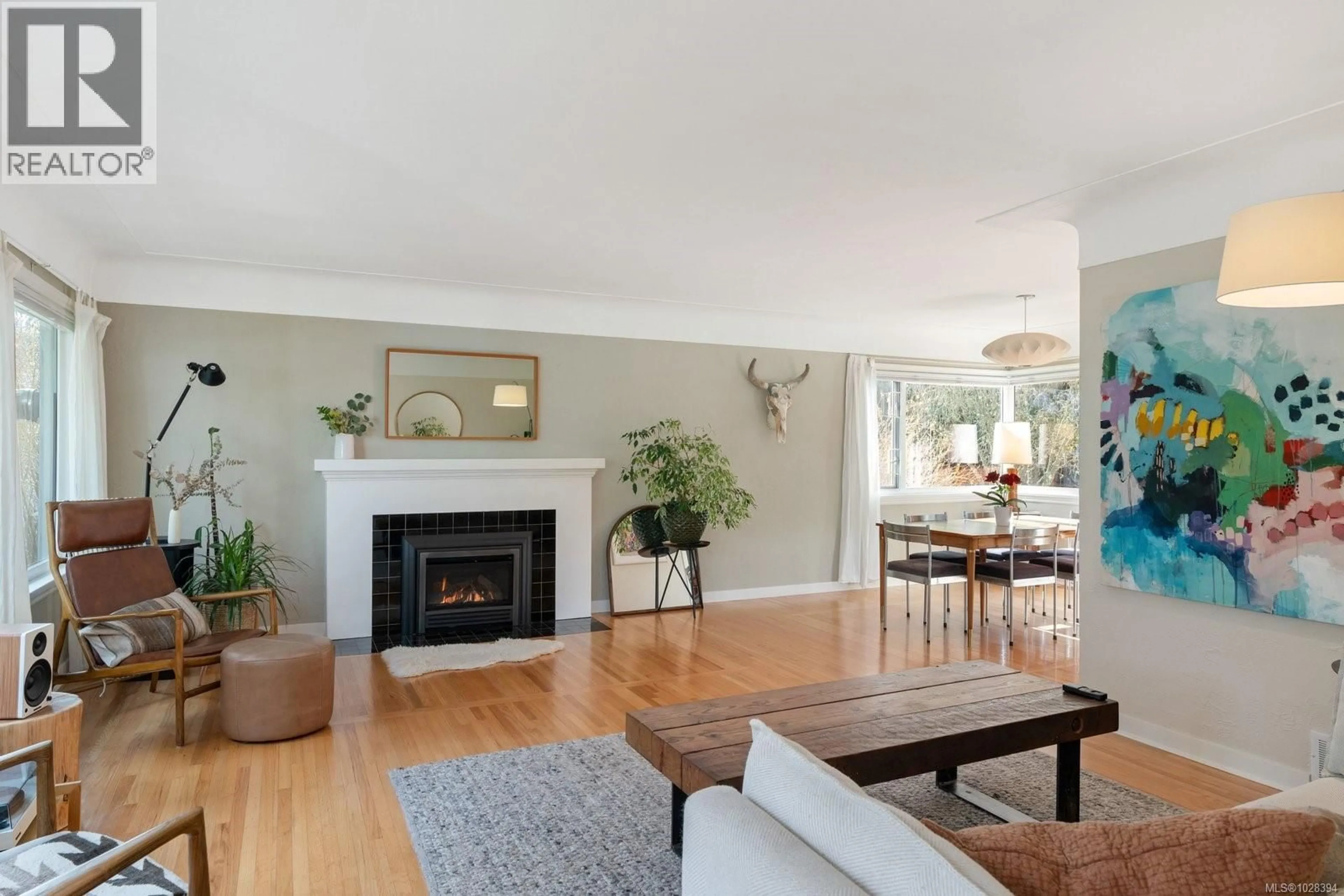 Living room with furniture, unknown for 2533 SINCLAIR ROAD, Saanich British Columbia V8N1P7