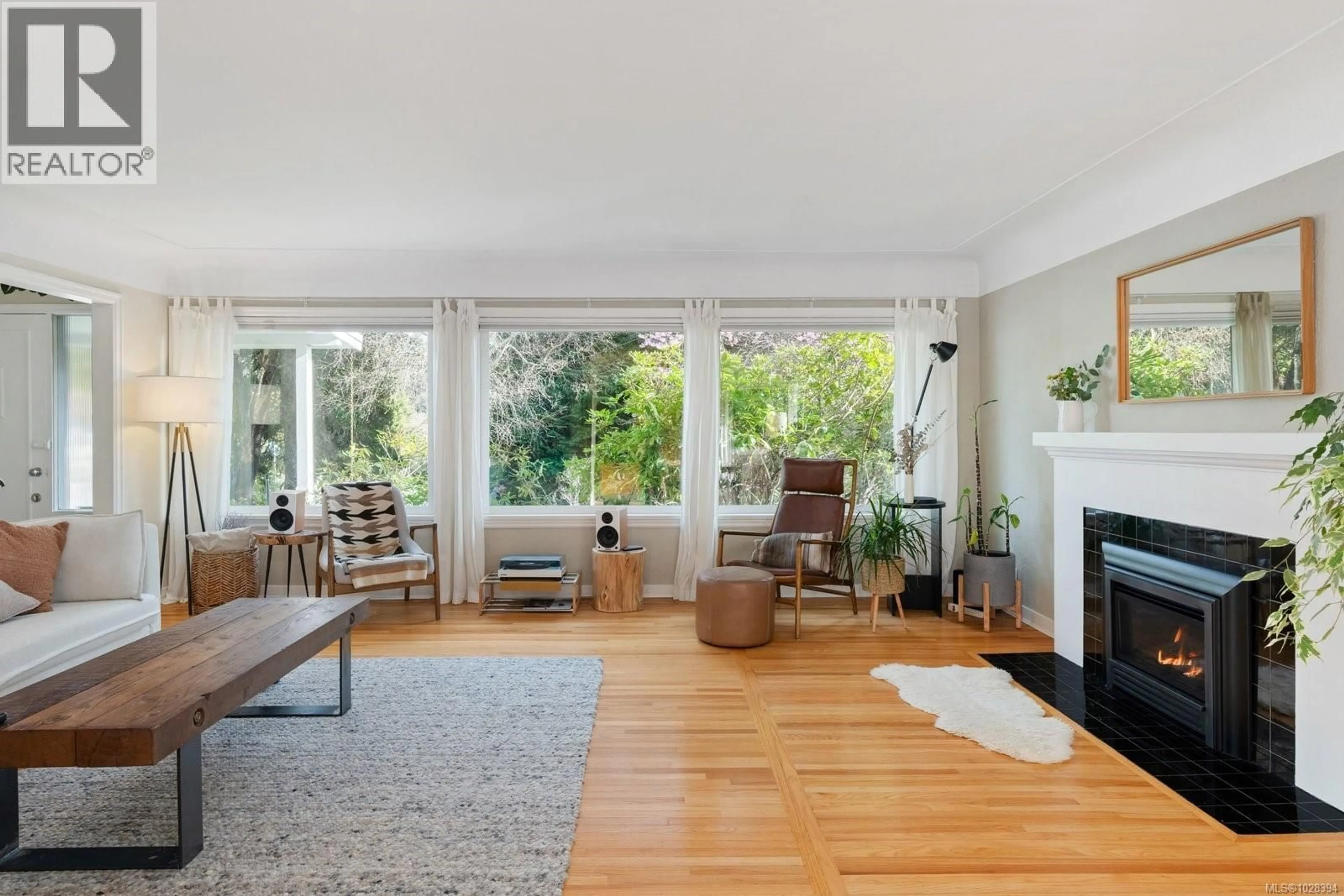 Living room with furniture, unknown for 2533 SINCLAIR ROAD, Saanich British Columbia V8N1P7