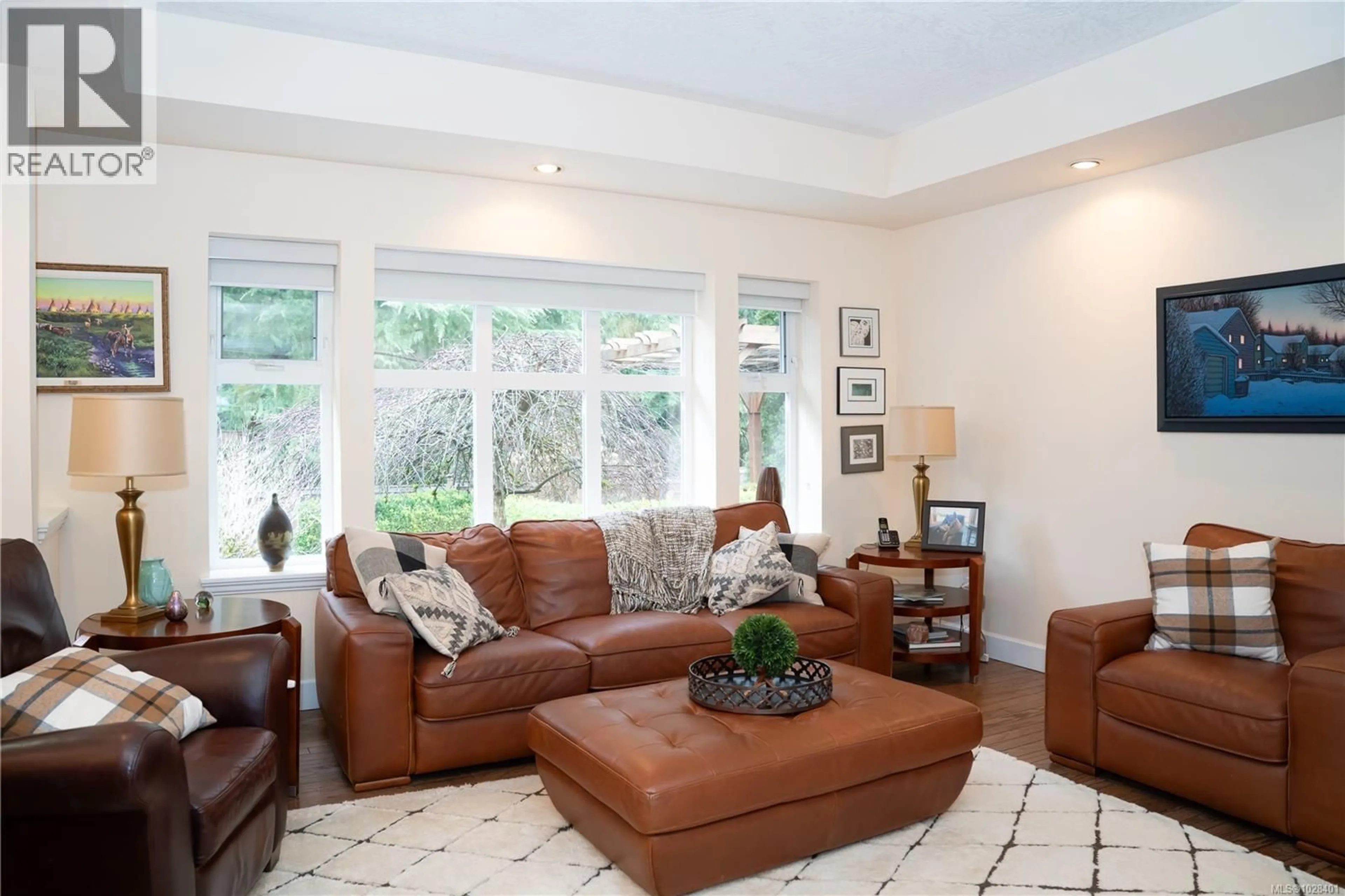 Living room with furniture, unknown for 2514 KINNOULL CRESCENT, Mill Bay British Columbia V8H1H3