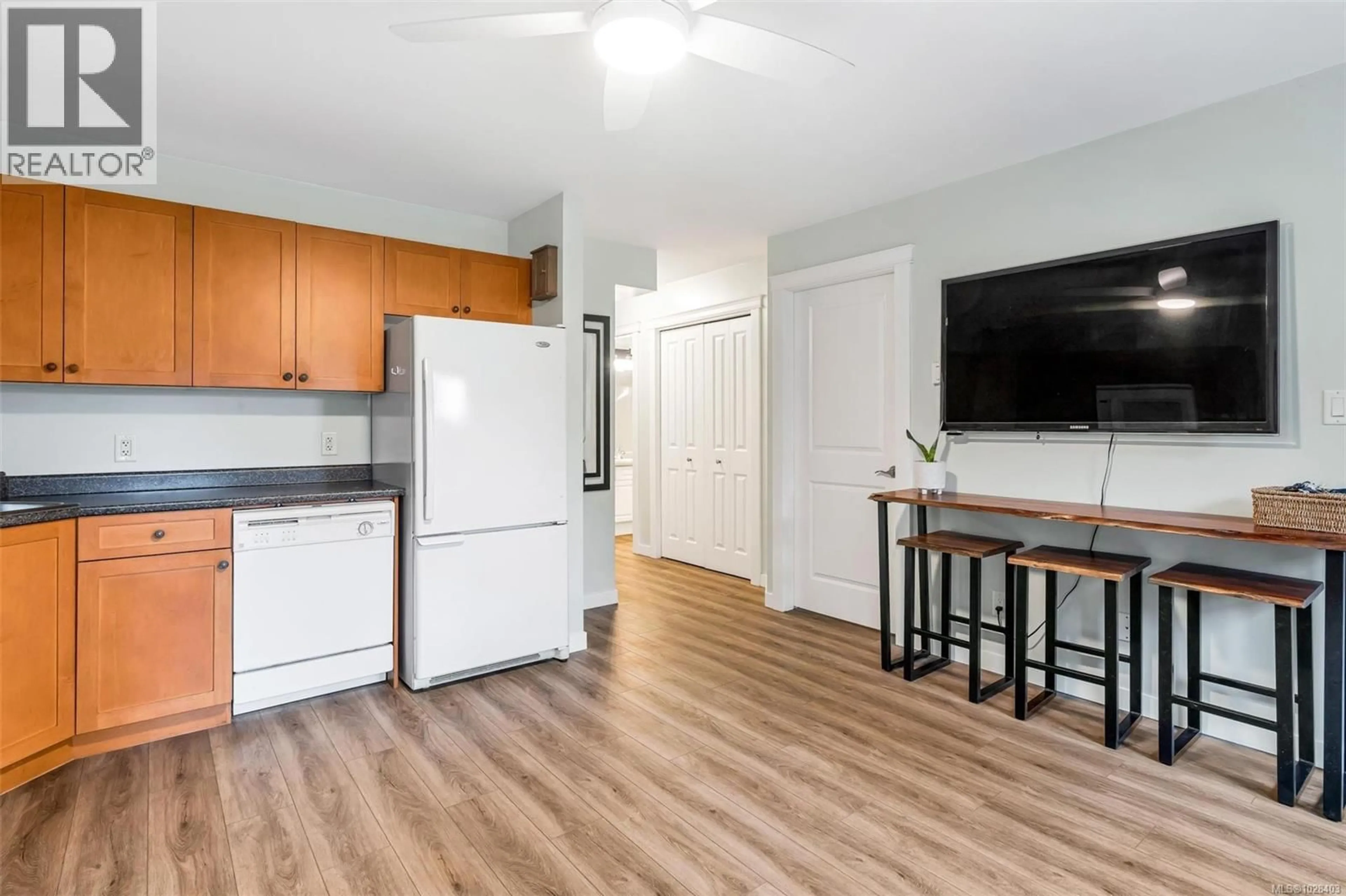 Standard kitchen, wood/laminate floor for 109 - 954 WALFRED ROAD, Langford British Columbia V9C0E2