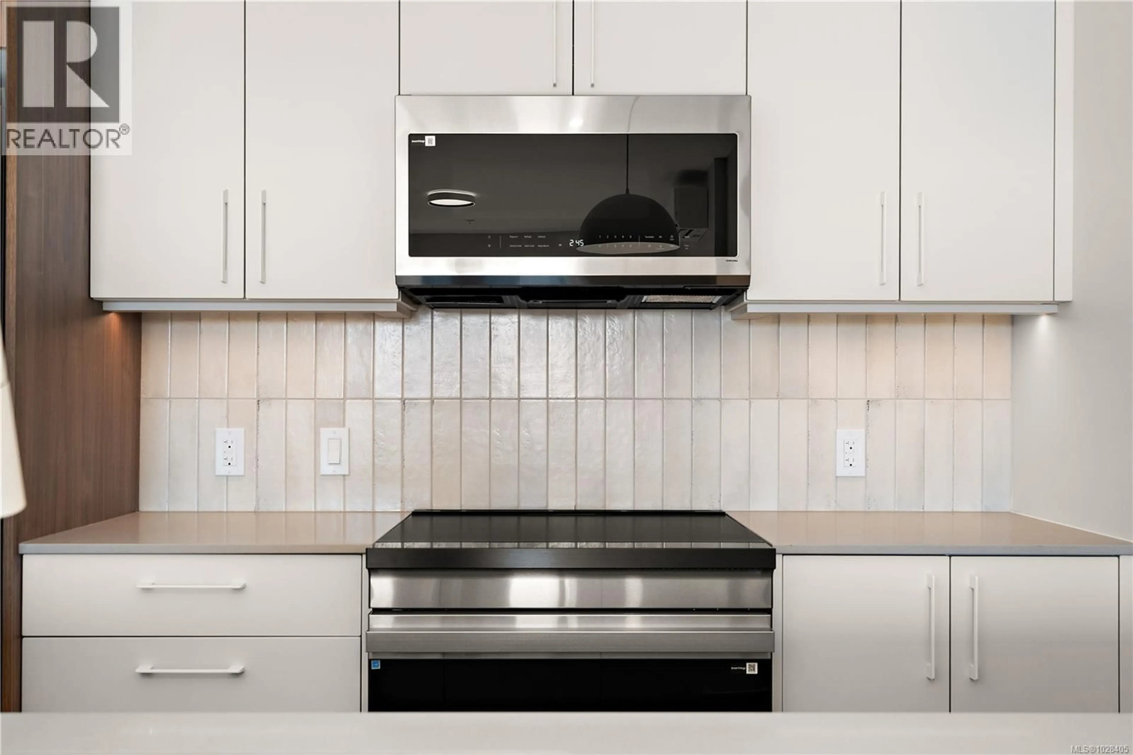 Standard kitchen, ceramic/tile floor for 318 - 2881 LEIGH ROAD, Langford British Columbia V9B4G5