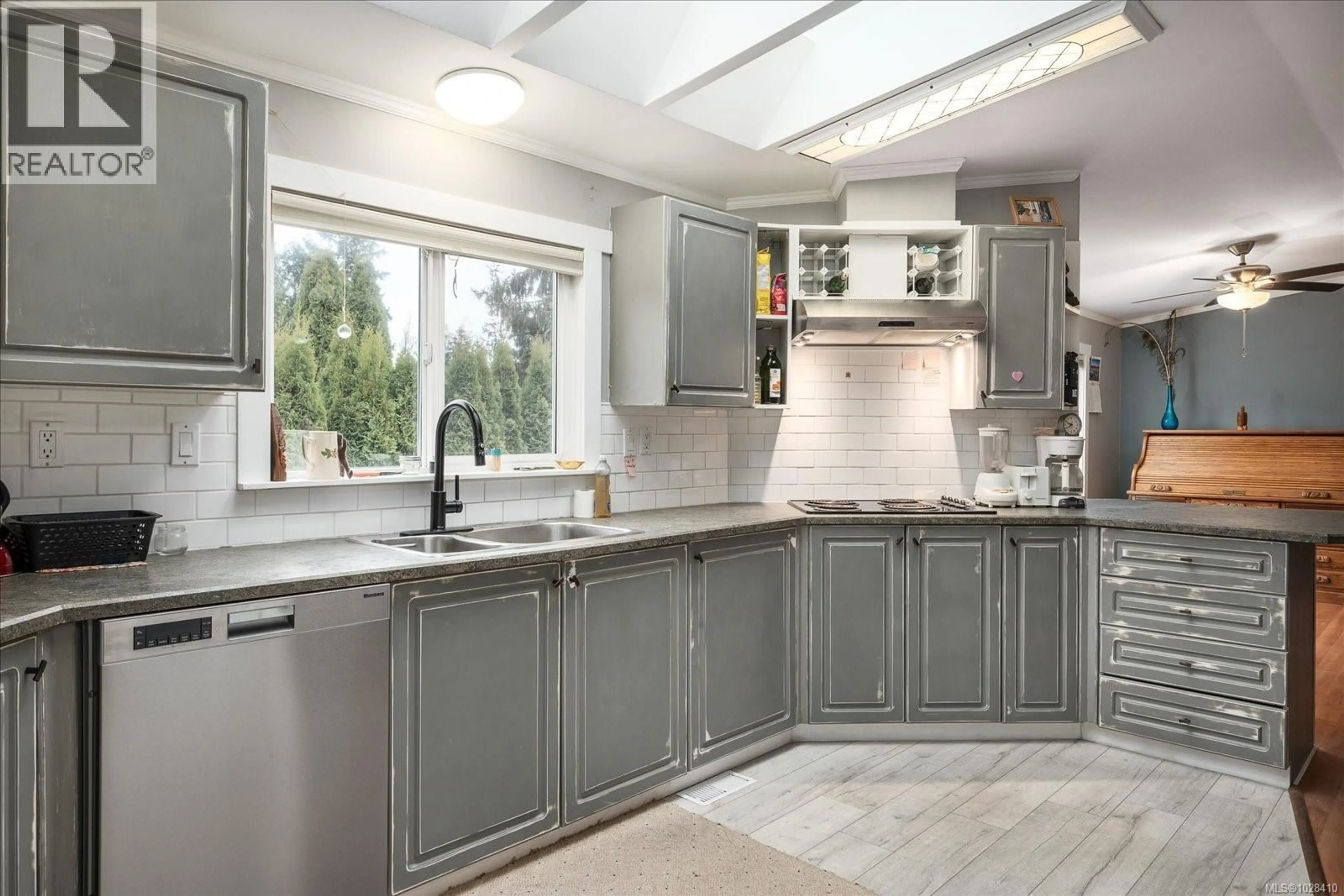 Contemporary kitchen, unknown for 3900 MERLIN STREET, Nanaimo British Columbia V9T6B9