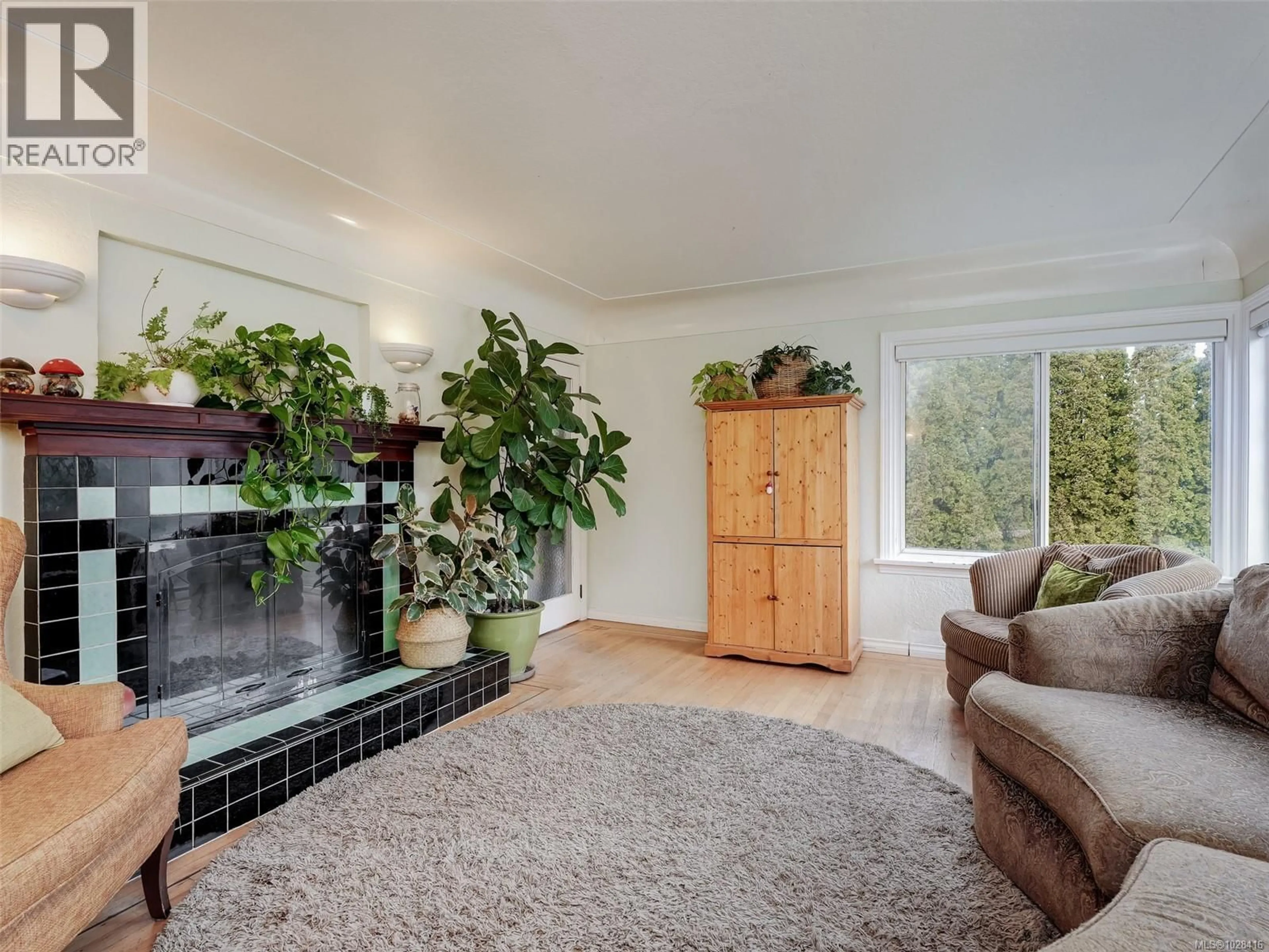 Living room with furniture, unknown for 3900 ASCOT DRIVE, Saanich British Columbia V8P3S1