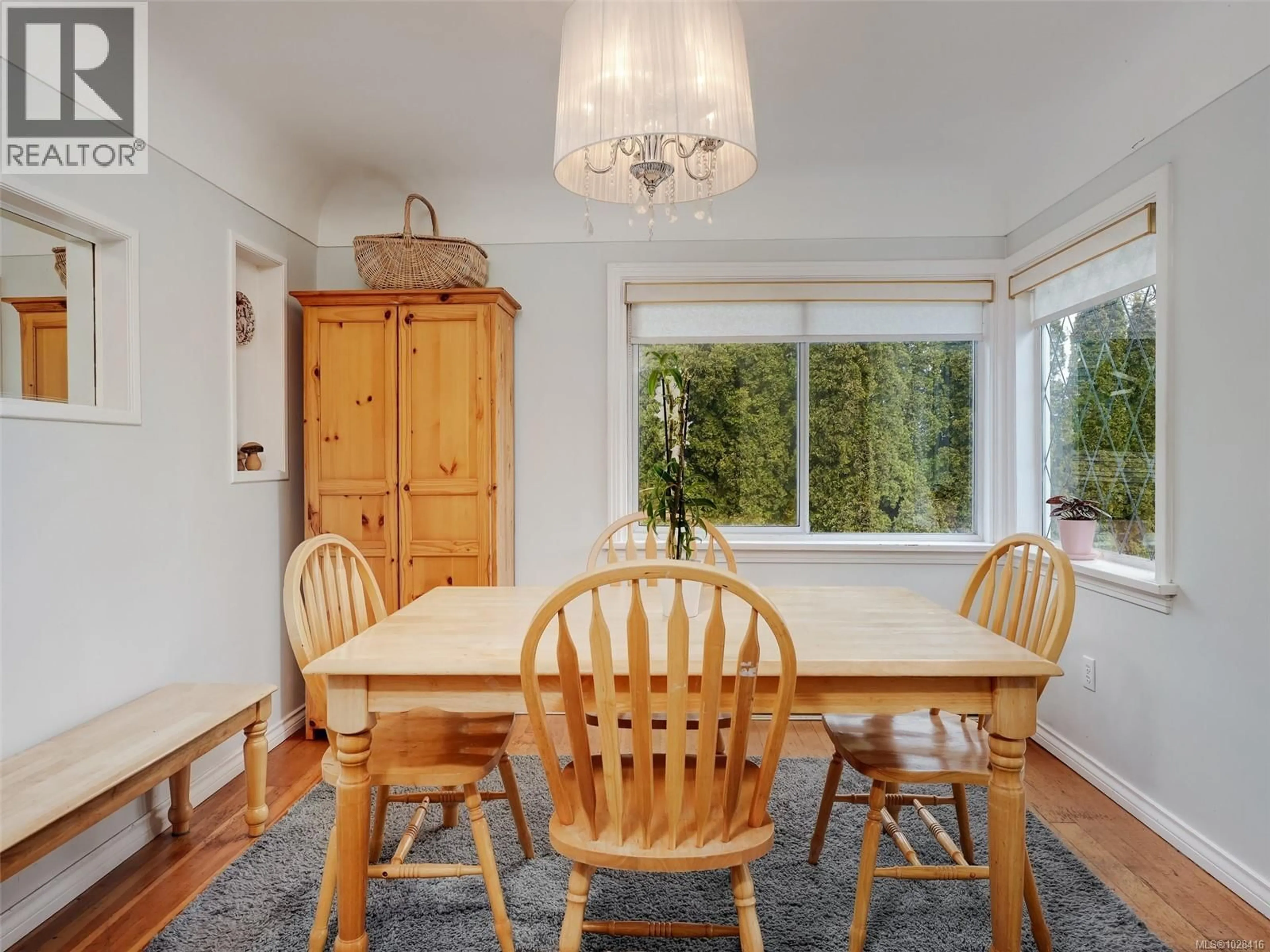 Dining room, wood/laminate floor for 3900 ASCOT DRIVE, Saanich British Columbia V8P3S1