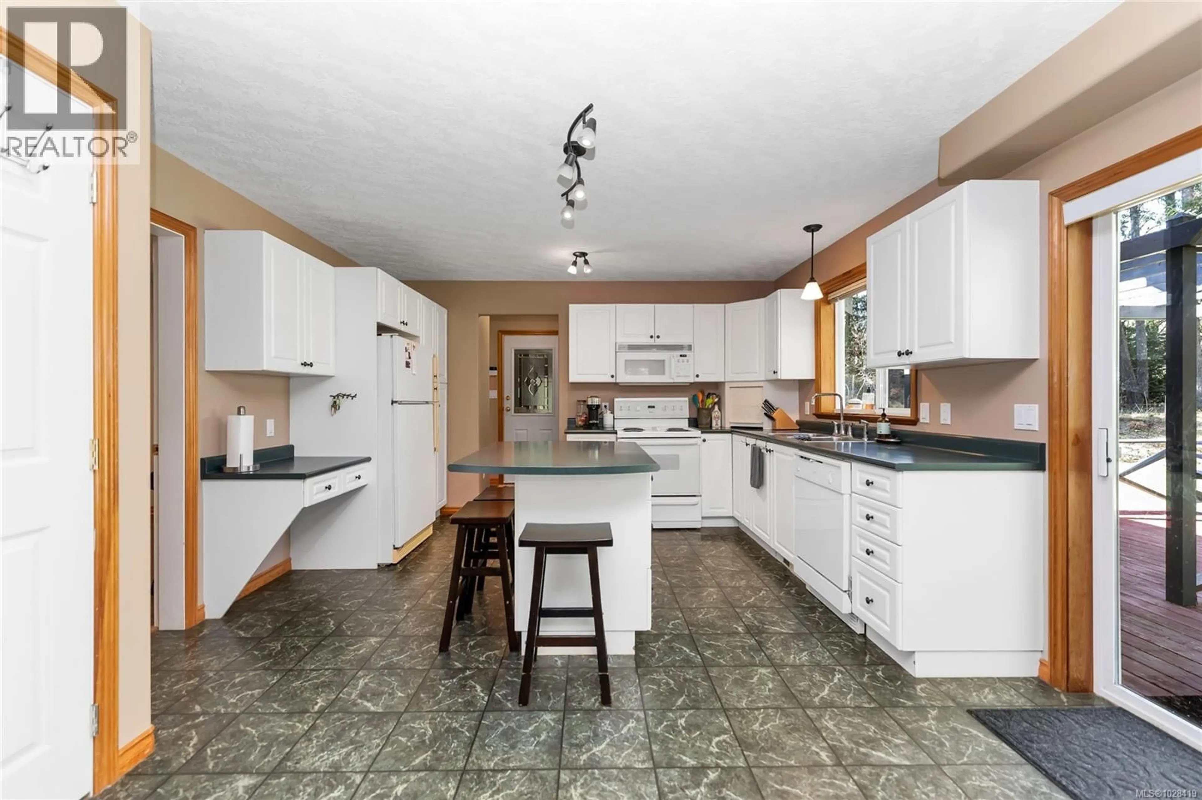 Open concept kitchen, ceramic/tile floor for 1850 LAKEWOOD ROAD, Shawnigan Lake British Columbia V0R2W0