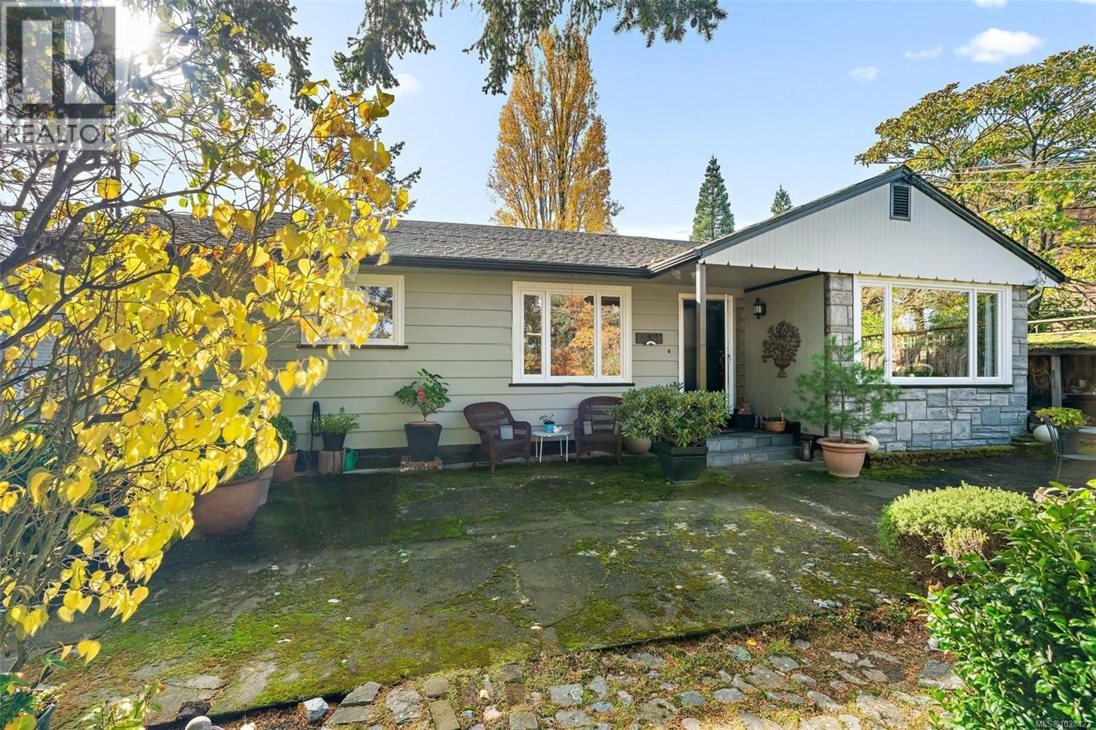 A pic from outside/outdoor area/front of a property/back of a property/a pic from drone, street for 943 SELKIRK AVENUE, Esquimalt British Columbia V9A2V2