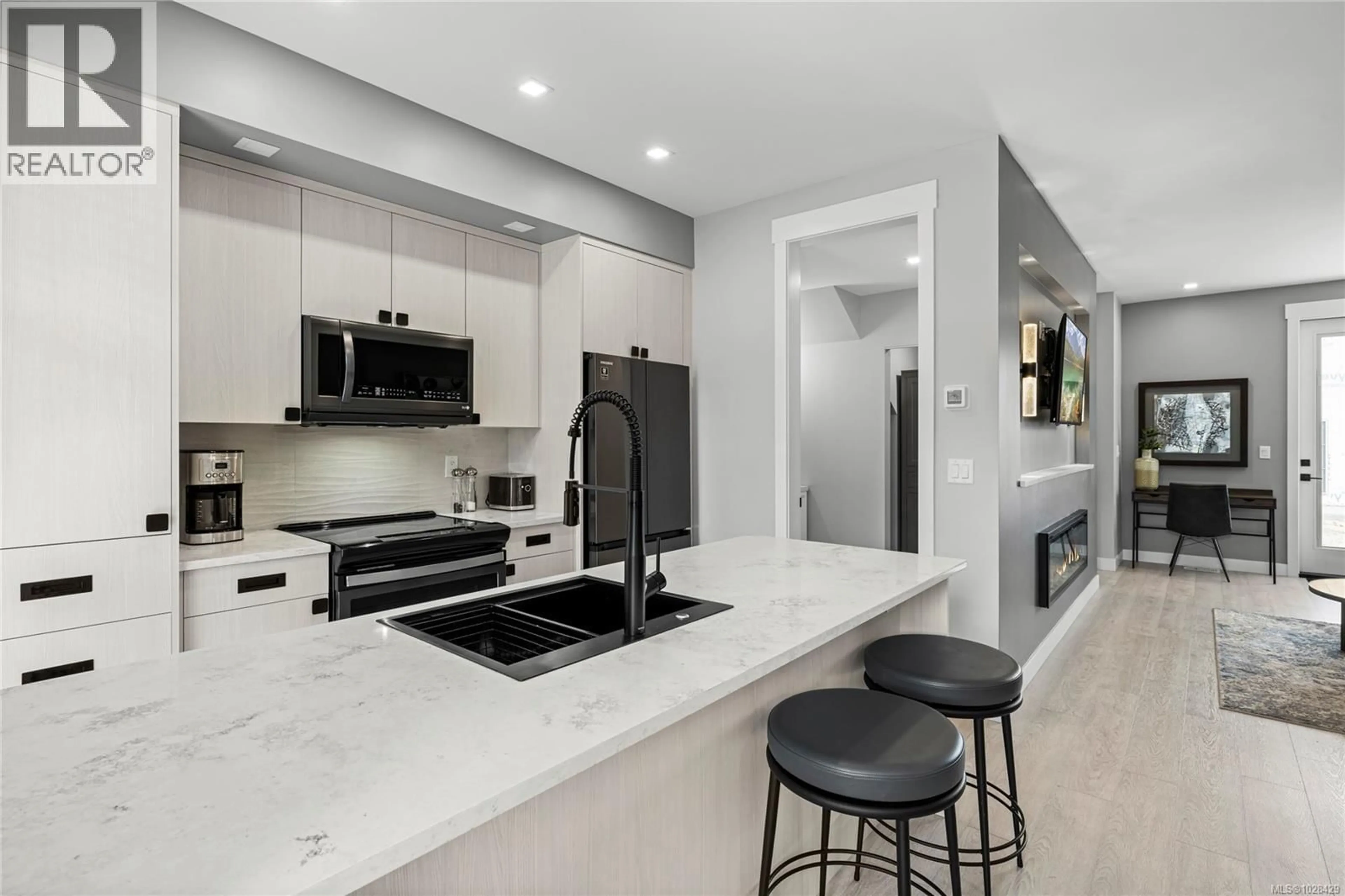 Contemporary kitchen, ceramic/tile floor for 10 - 1175 RESORT DRIVE, Parksville British Columbia V9P2E3