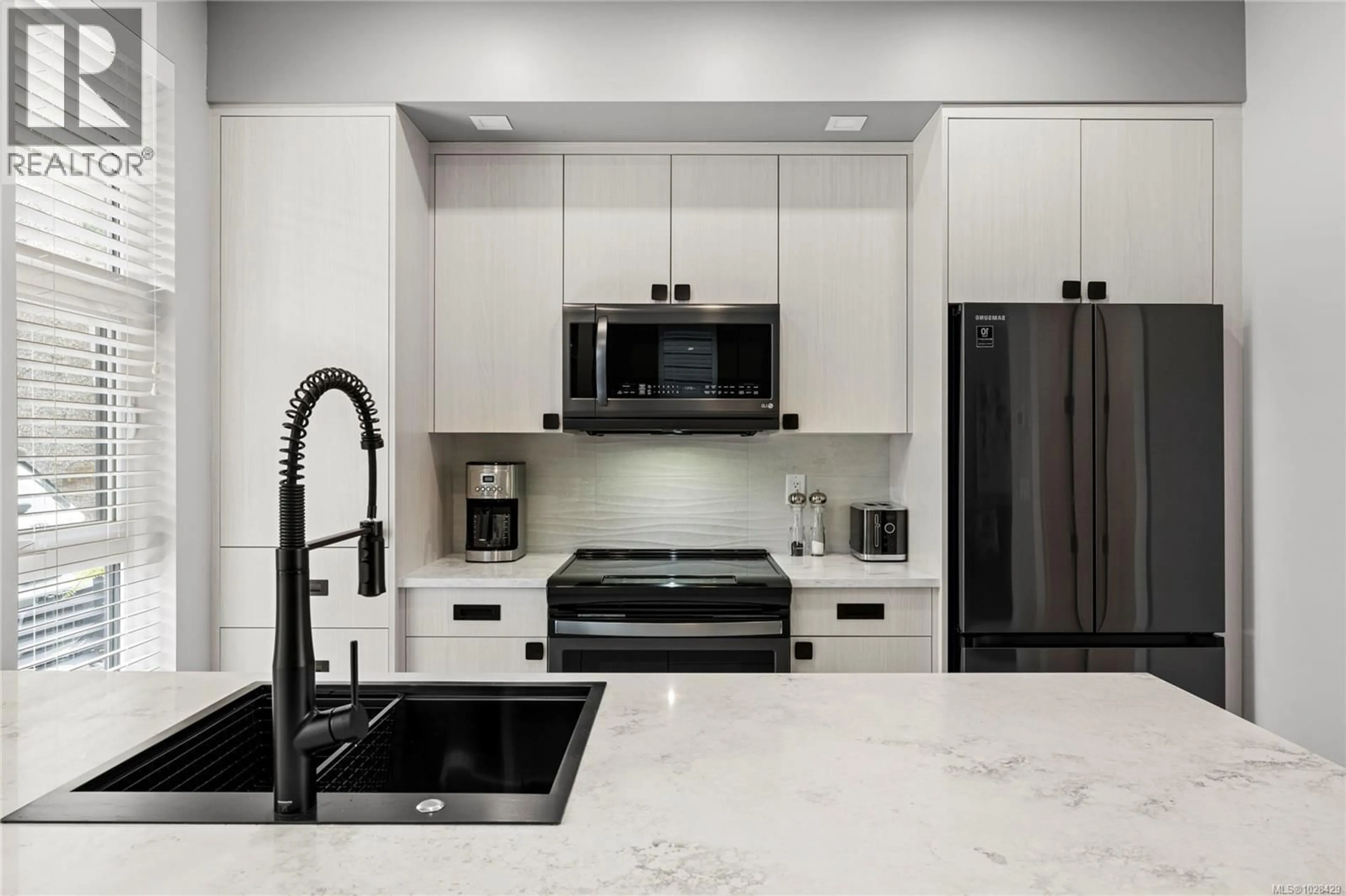 Contemporary kitchen, ceramic/tile floor for 10 - 1175 RESORT DRIVE, Parksville British Columbia V9P2E3