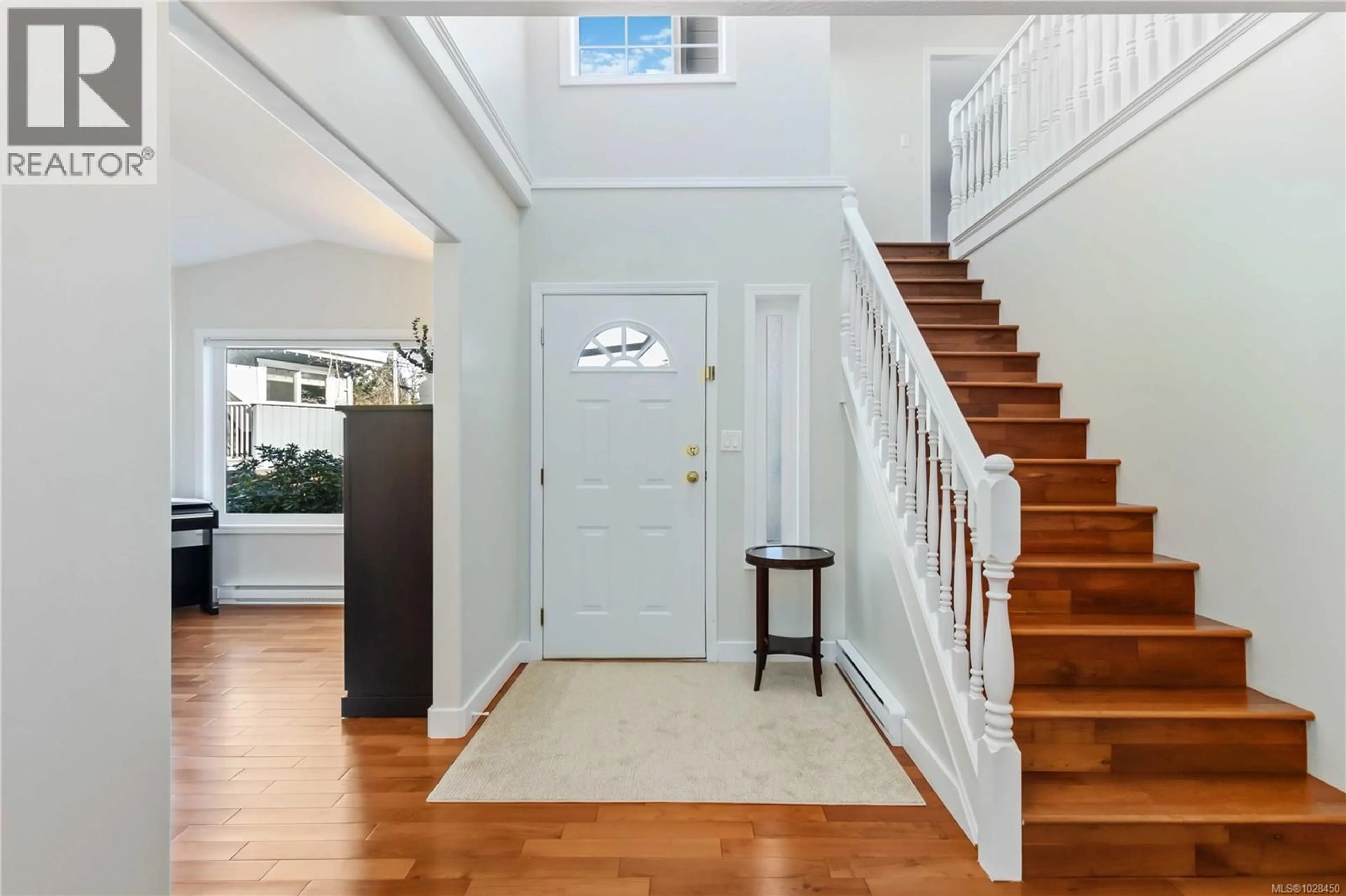 Indoor entryway for 4120 AMBASSY PLACE, Saanich British Columbia V8X2M4