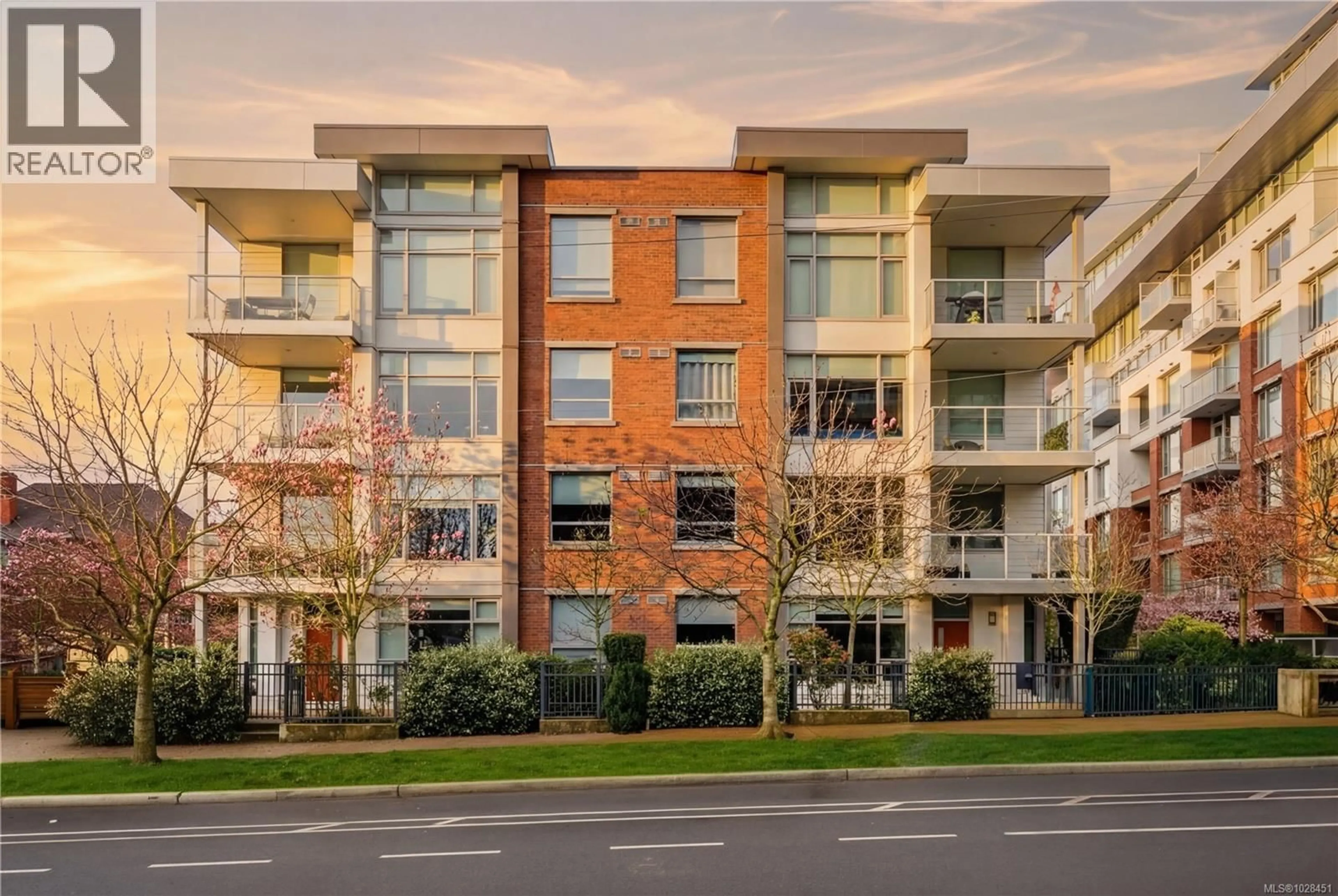 A pic from outside/outdoor area/front of a property/back of a property/a pic from drone, building for 205 - 640 MICHIGAN STREET, Victoria British Columbia V8V0B7