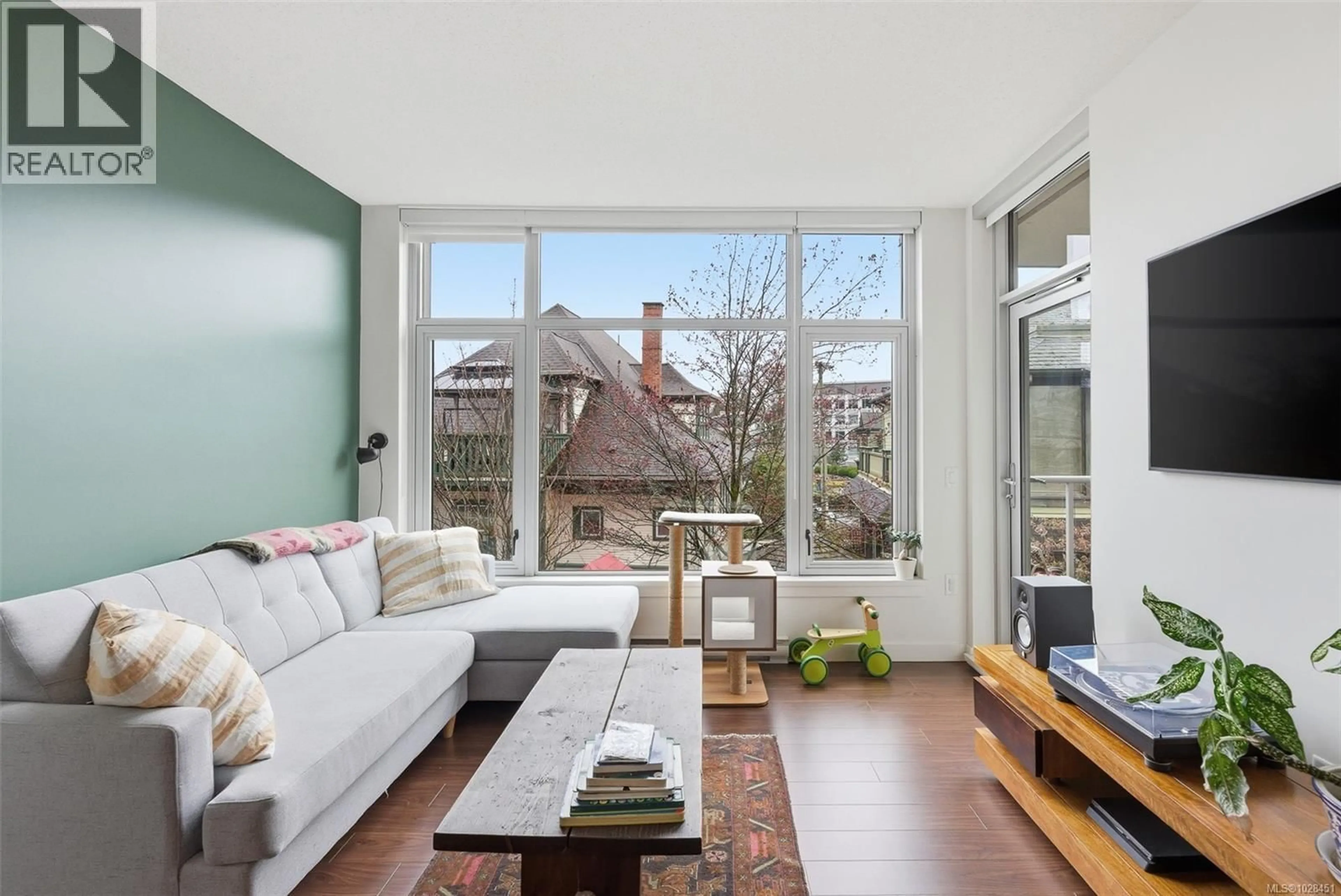 Living room with furniture, unknown for 205 - 640 MICHIGAN STREET, Victoria British Columbia V8V0B7