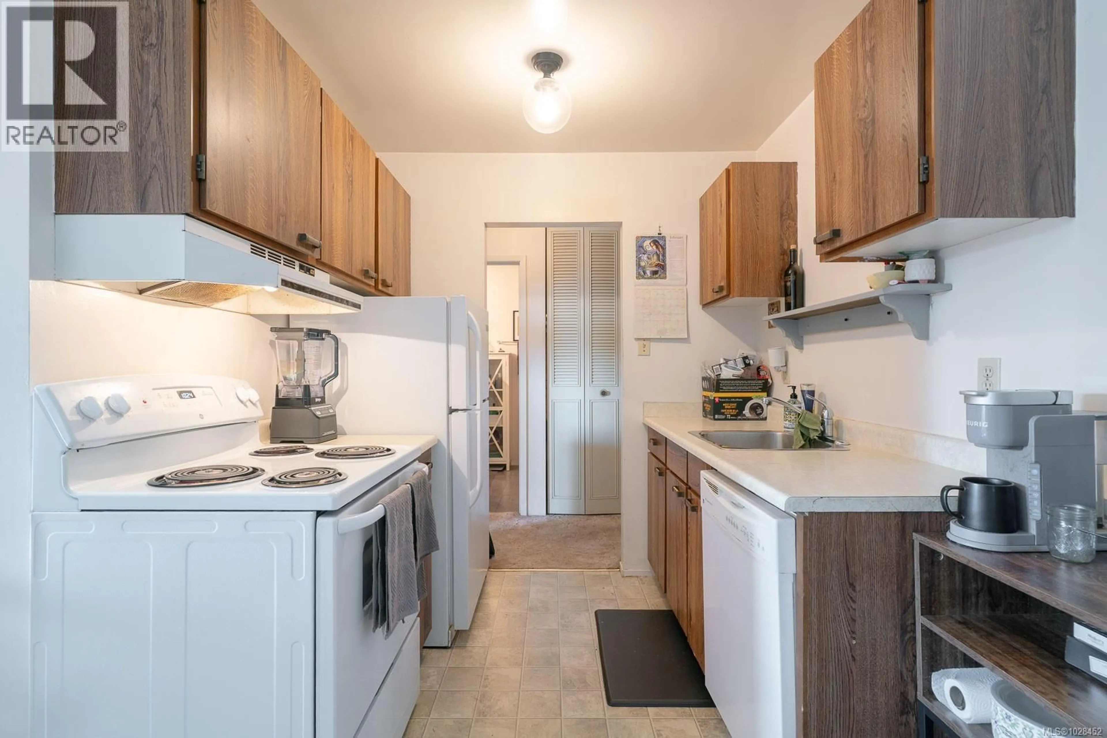 Standard kitchen, unknown for 303 - 550 BRADLEY STREET, Nanaimo British Columbia V9S1C1