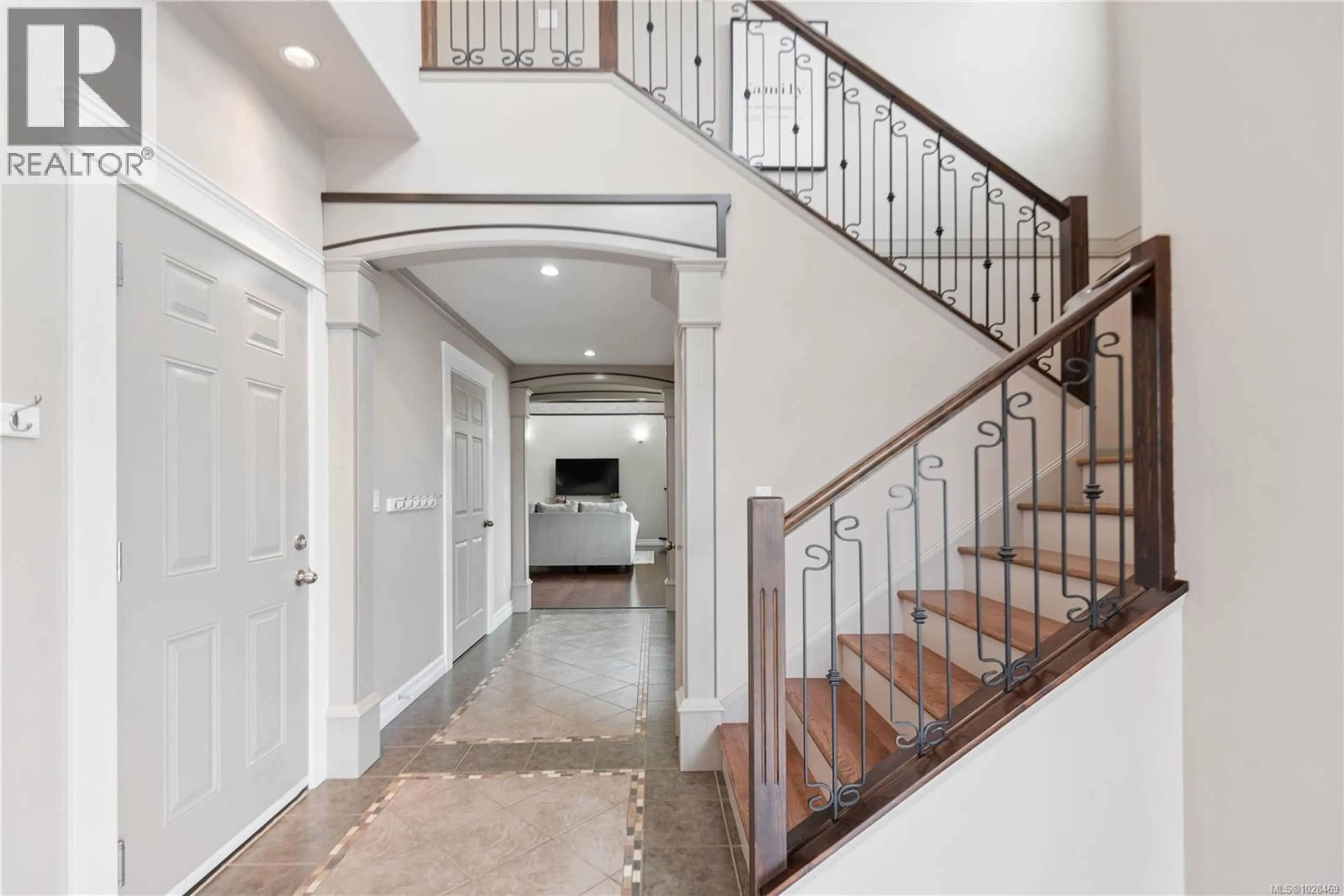 Indoor foyer for 885 PRATT ROAD, Mill Bay British Columbia V0R2P1