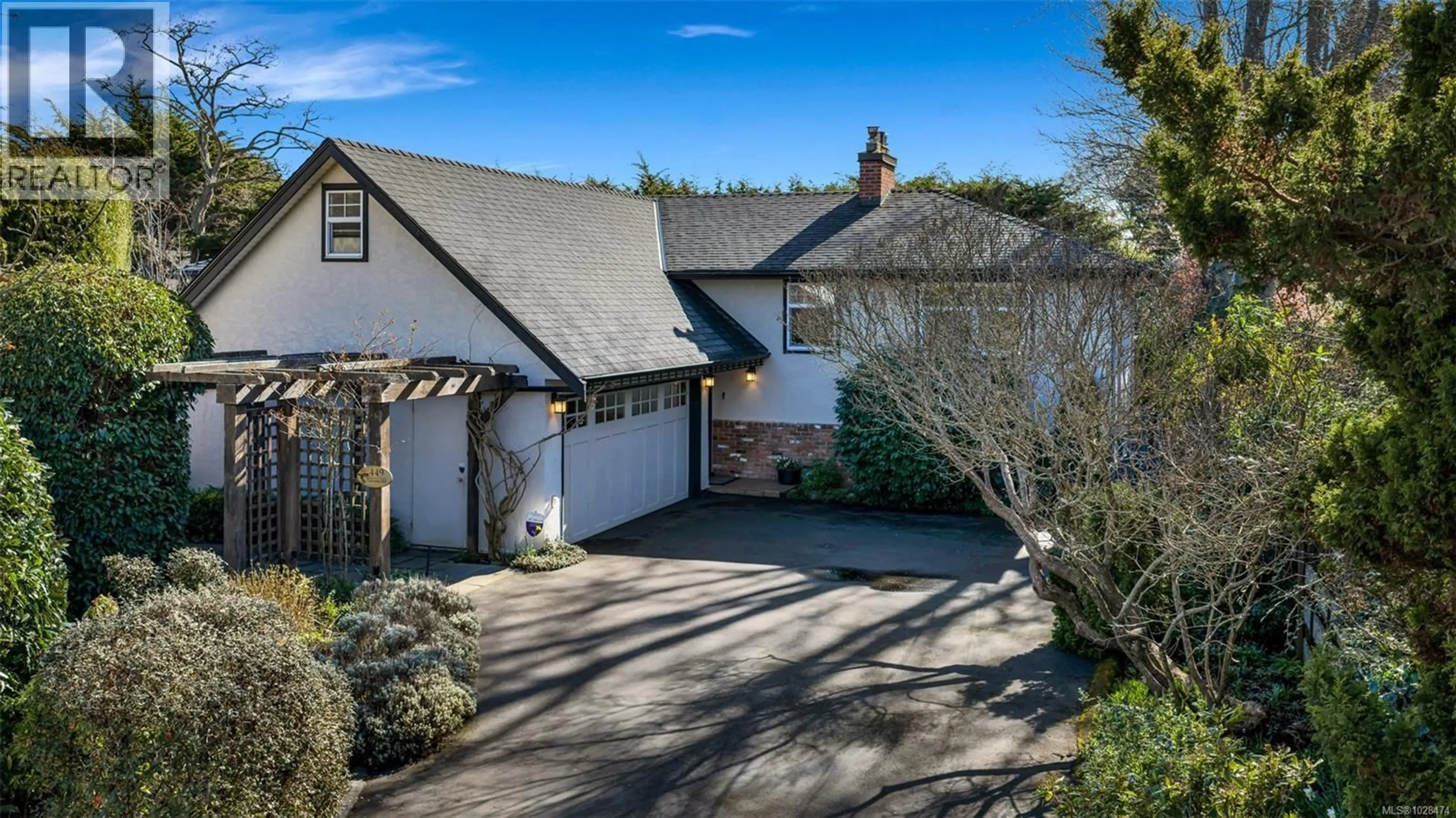 A pic from outside/outdoor area/front of a property/back of a property/a pic from drone, street for 449 VICTORIA AVENUE, Oak Bay British Columbia V8S4M7