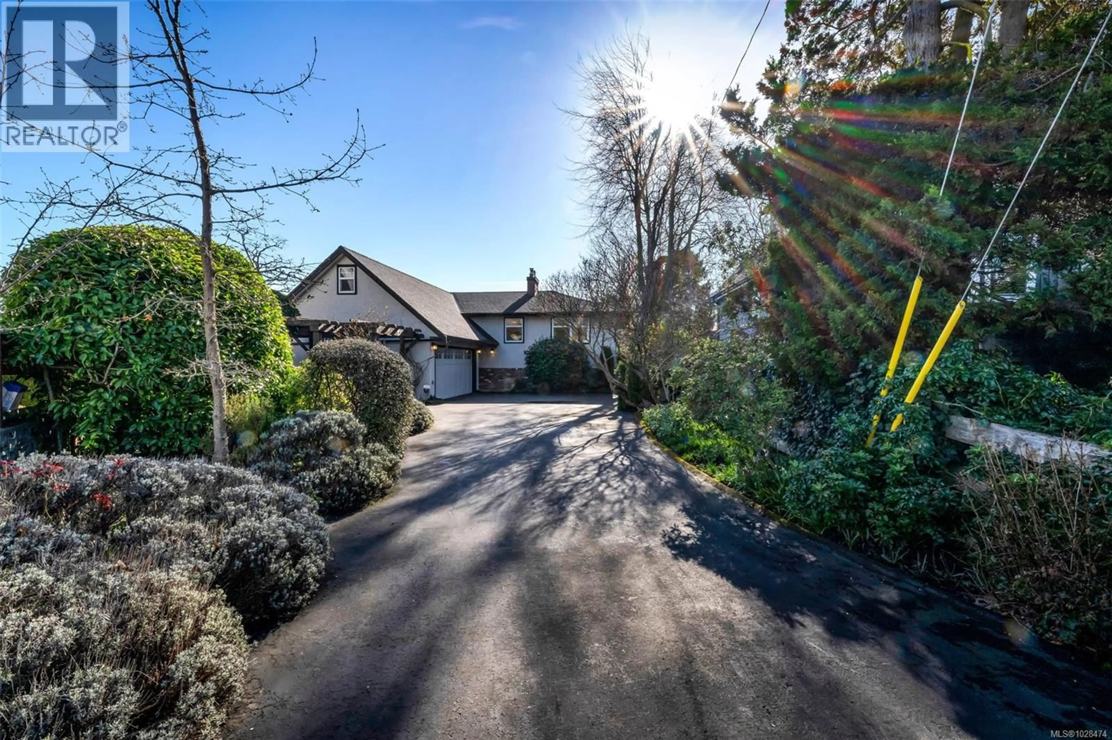 A pic from outside/outdoor area/front of a property/back of a property/a pic from drone, street for 449 VICTORIA AVENUE, Oak Bay British Columbia V8S4M7