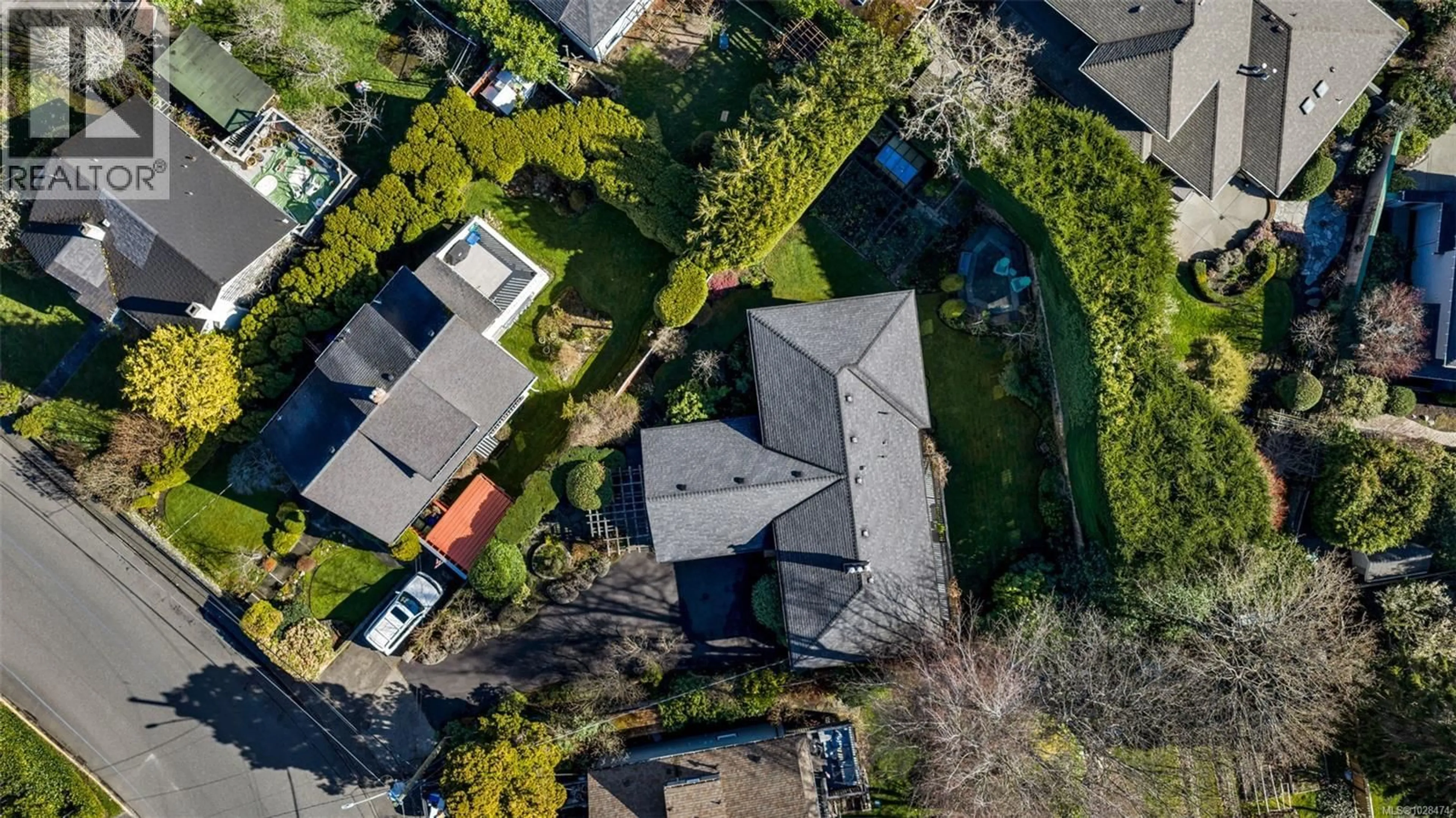 A pic from outside/outdoor area/front of a property/back of a property/a pic from drone, street for 449 VICTORIA AVENUE, Oak Bay British Columbia V8S4M7