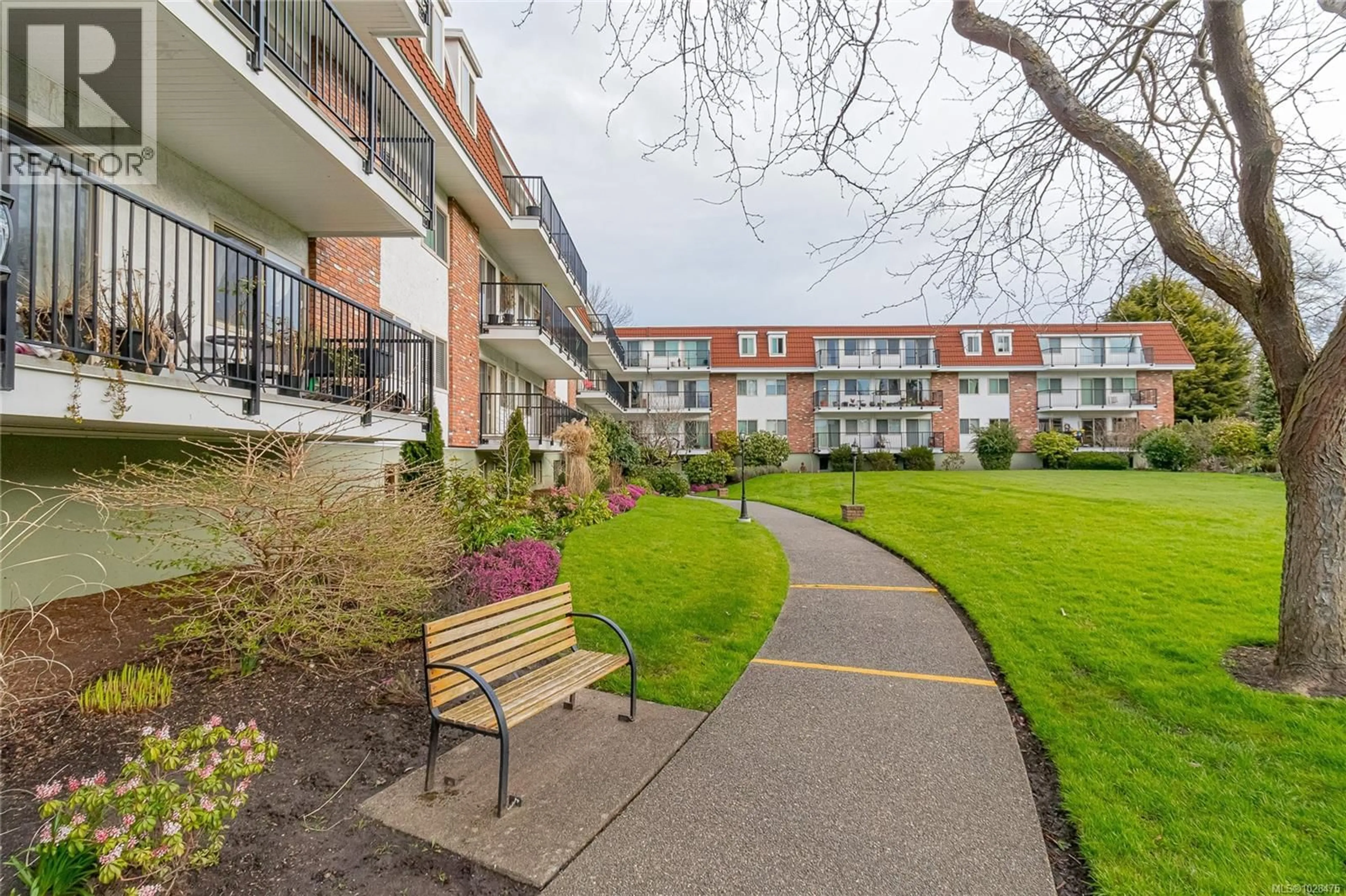 Patio, street for 208 - 1680 POPLAR AVENUE, Saanich British Columbia V8P4K7