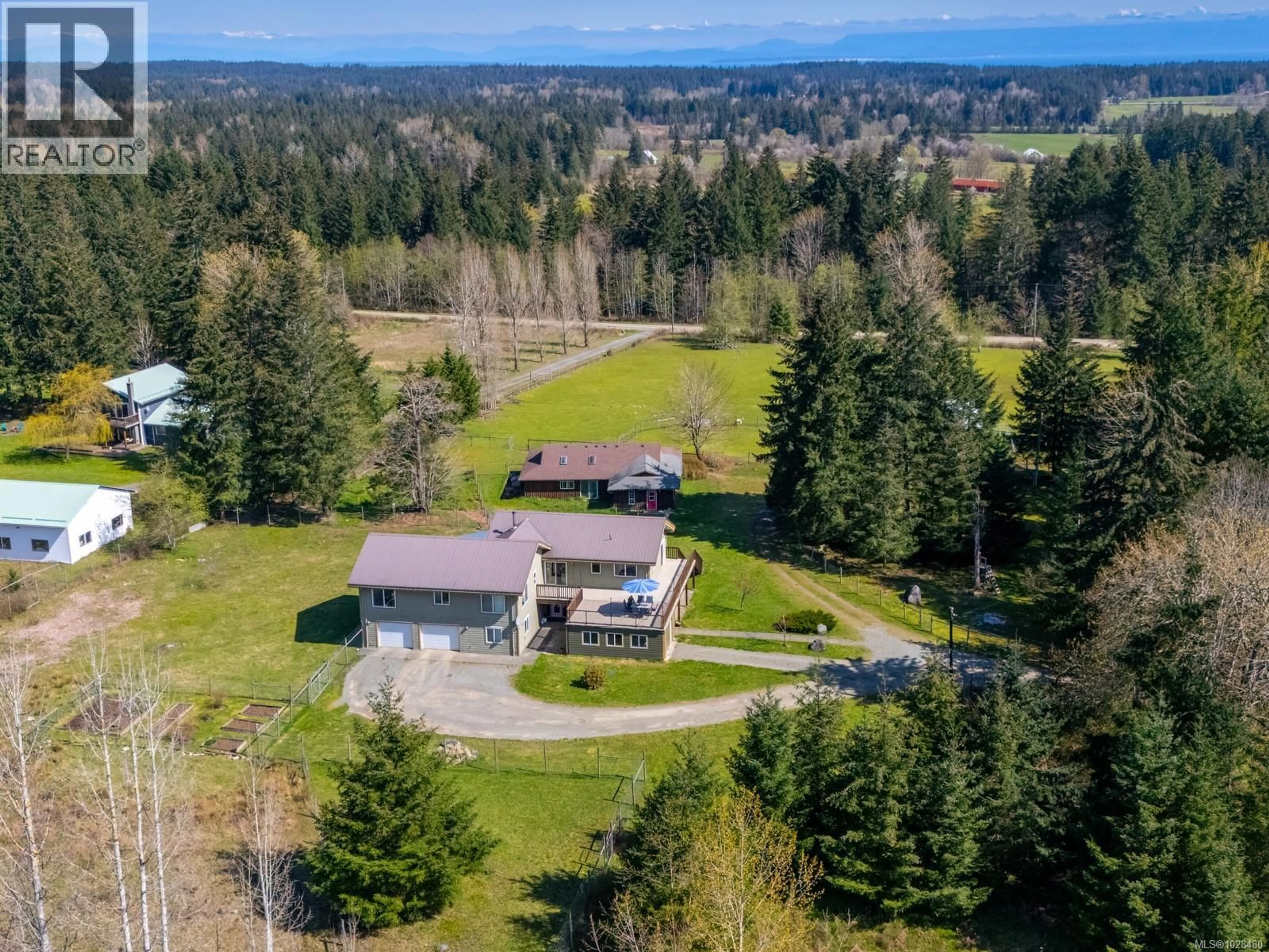 A pic from outside/outdoor area/front of a property/back of a property/a pic from drone, unknown for 2892 MARIDGE ROAD, Courtenay British Columbia V9J1M9