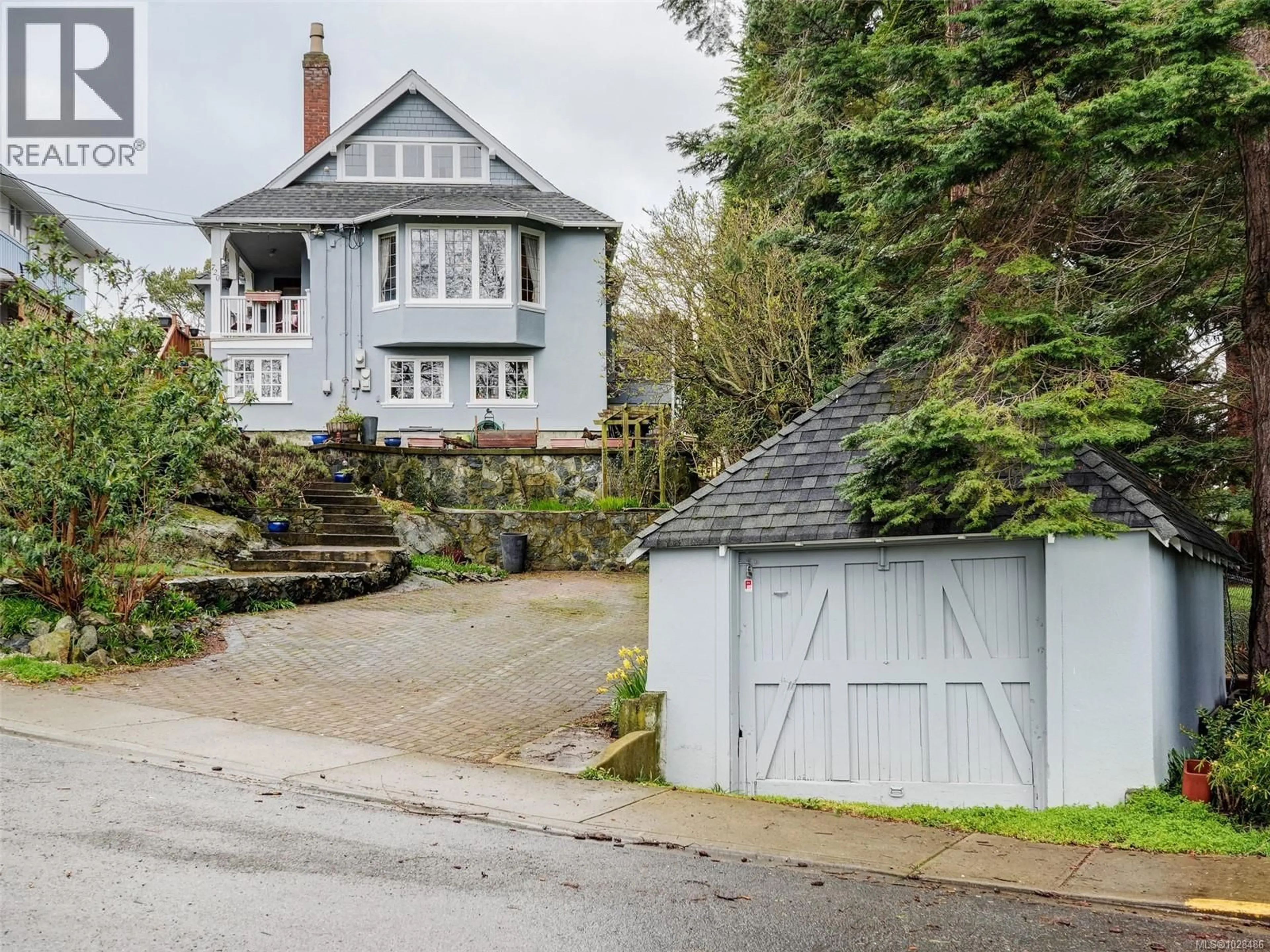 A pic from outside/outdoor area/front of a property/back of a property/a pic from drone, street for 720 SEA TERRACE, Victoria British Columbia V9A3R6