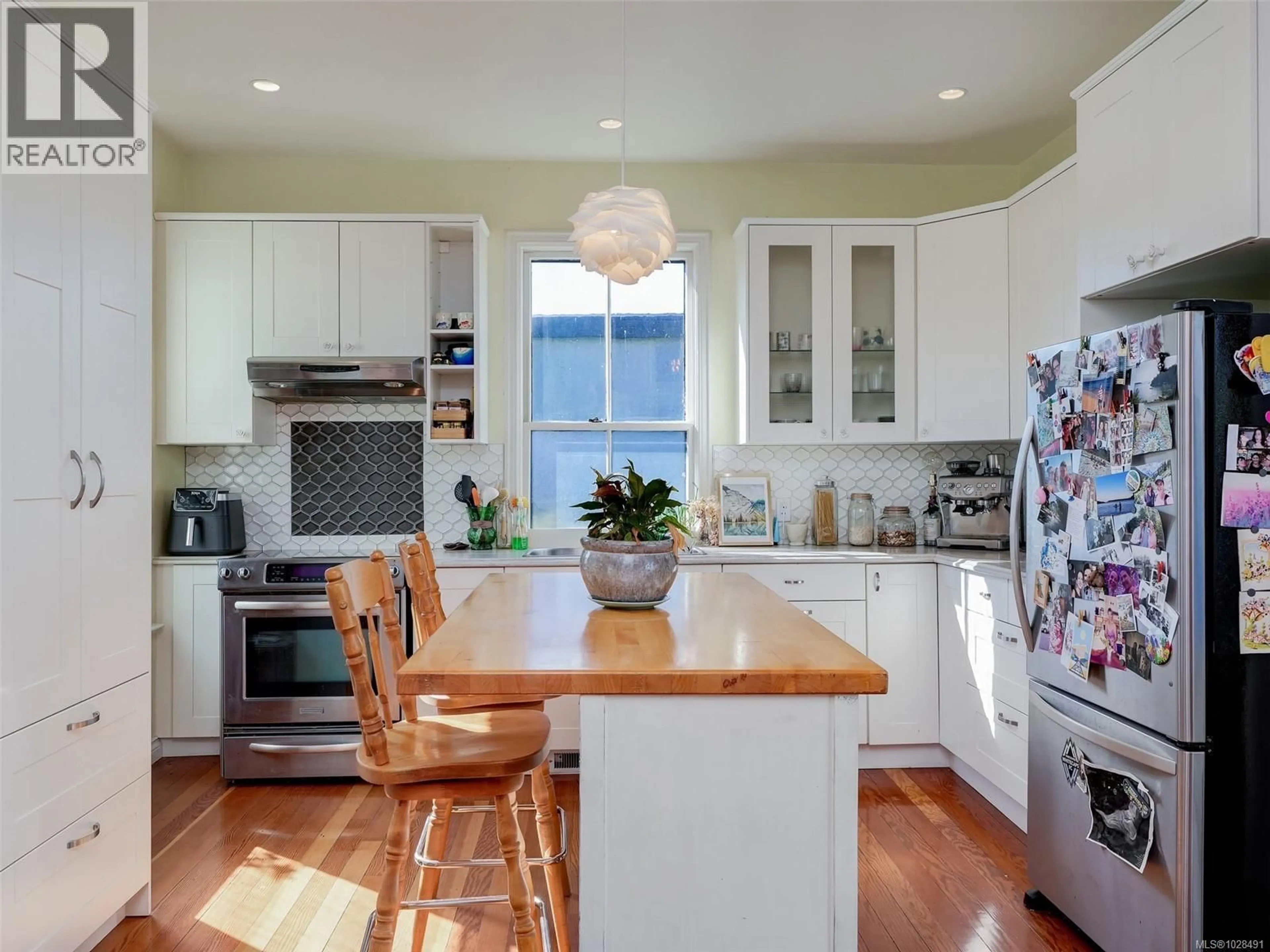 Open concept kitchen, unknown for 2130 RIDGE ROAD, Victoria British Columbia V8T3E9