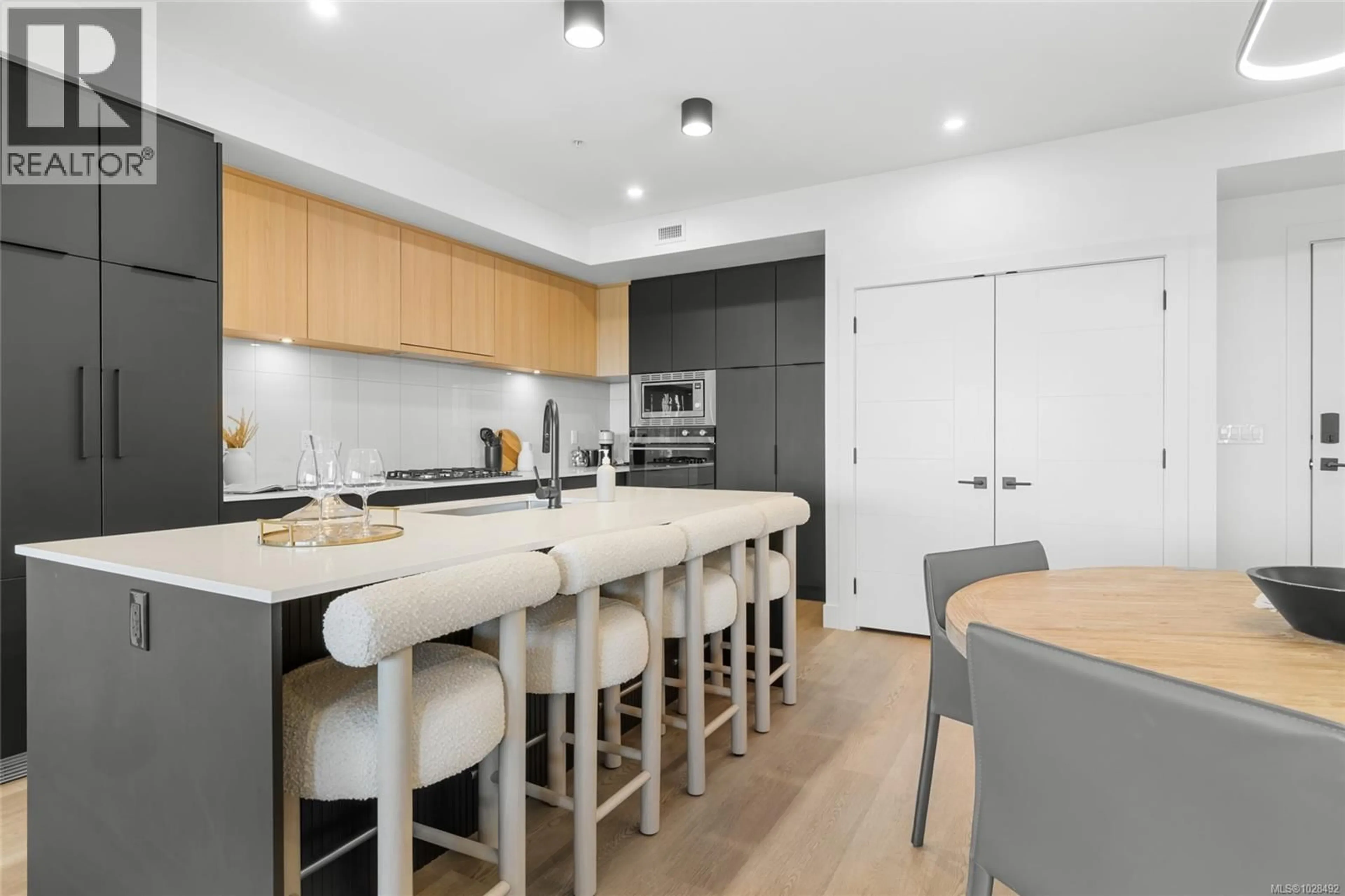 Contemporary kitchen, unknown for 116 - 2341 BEAR MOUNTAIN PARKWAY, Langford British Columbia V9B6V1