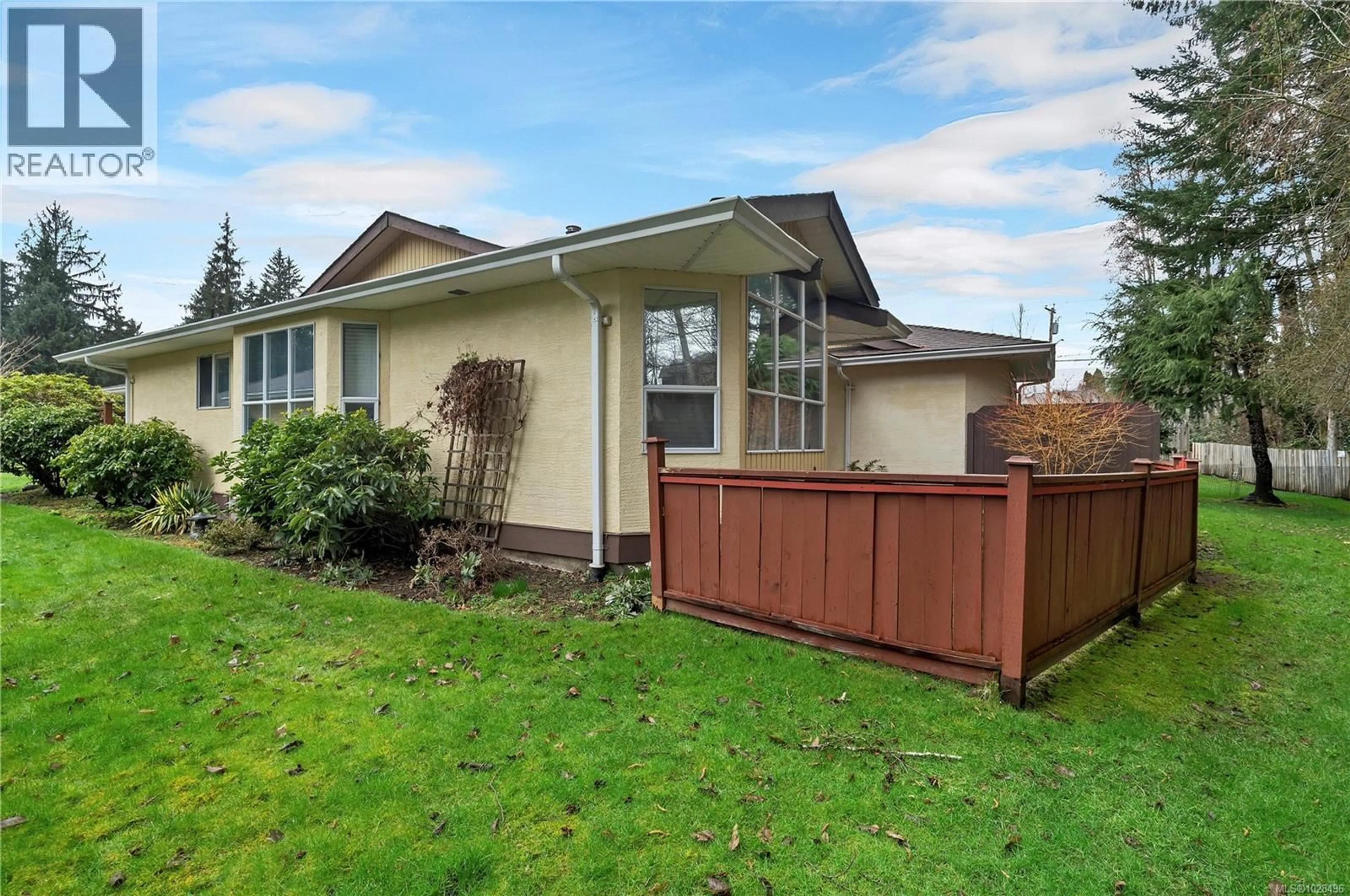 Home with vinyl exterior material, street for 15 - 605 ROCKLAND ROAD, Campbell River British Columbia V9W7X1