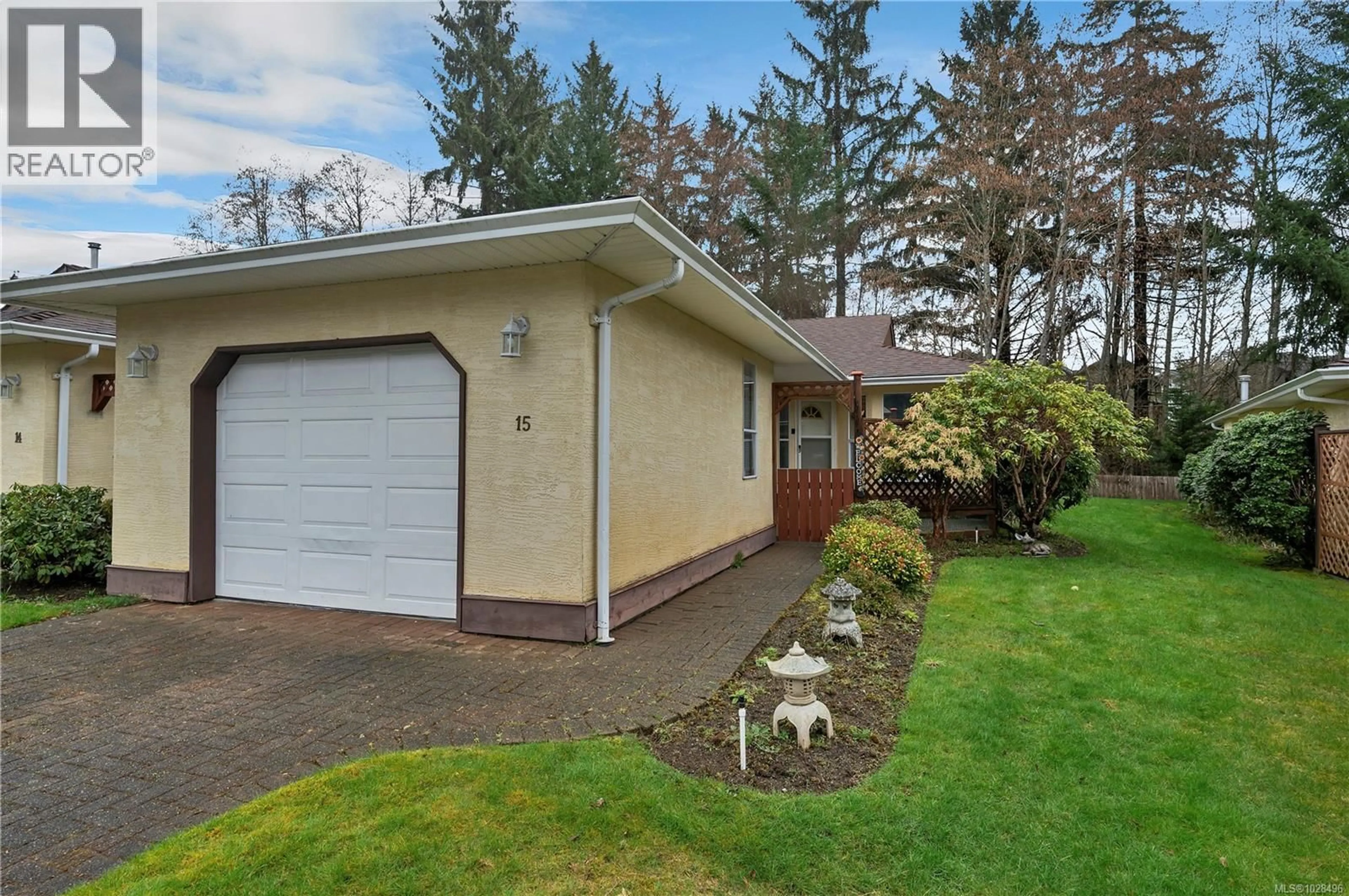 Home with vinyl exterior material, street for 15 - 605 ROCKLAND ROAD, Campbell River British Columbia V9W7X1