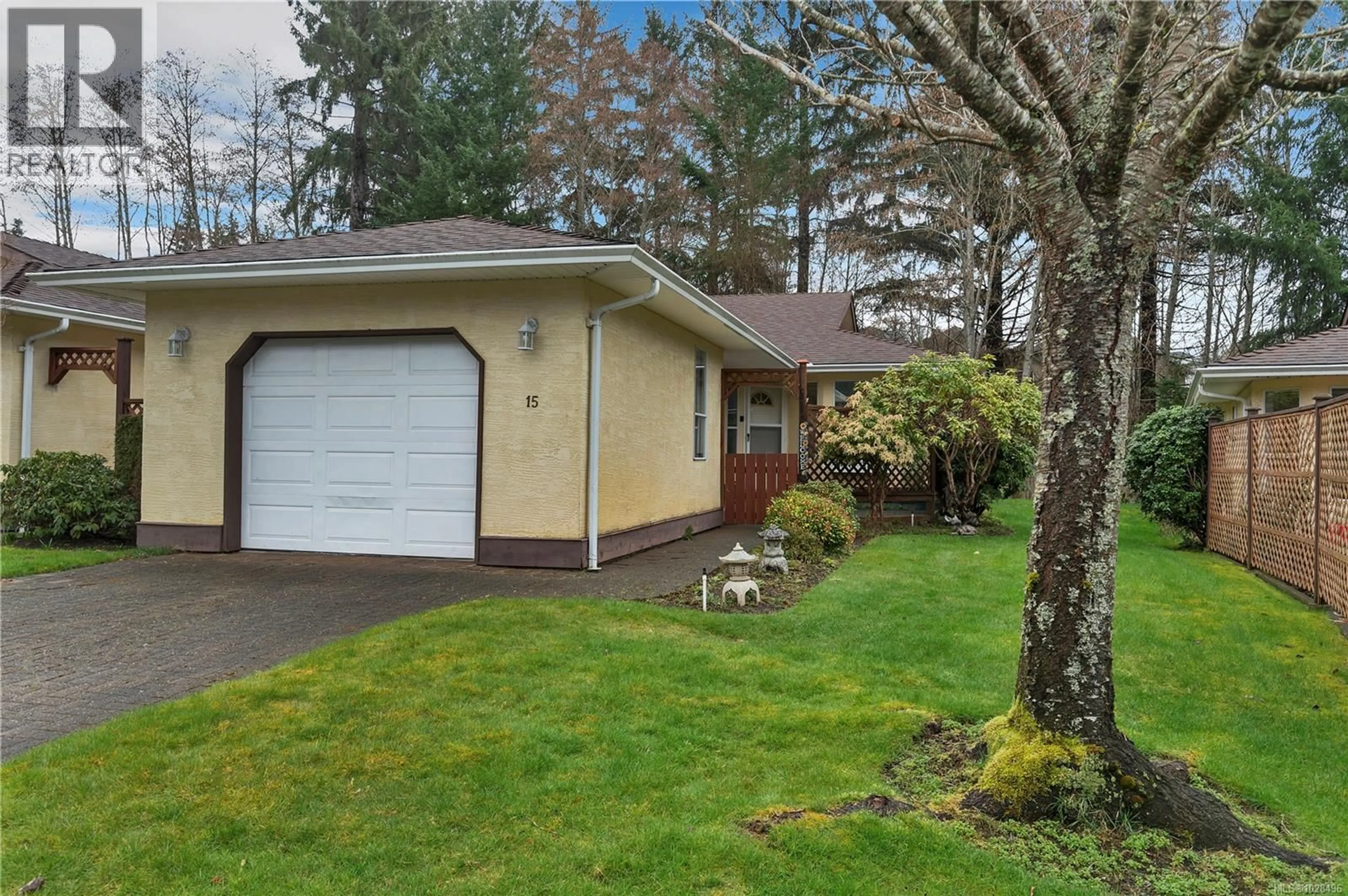 Home with vinyl exterior material, street for 15 - 605 ROCKLAND ROAD, Campbell River British Columbia V9W7X1