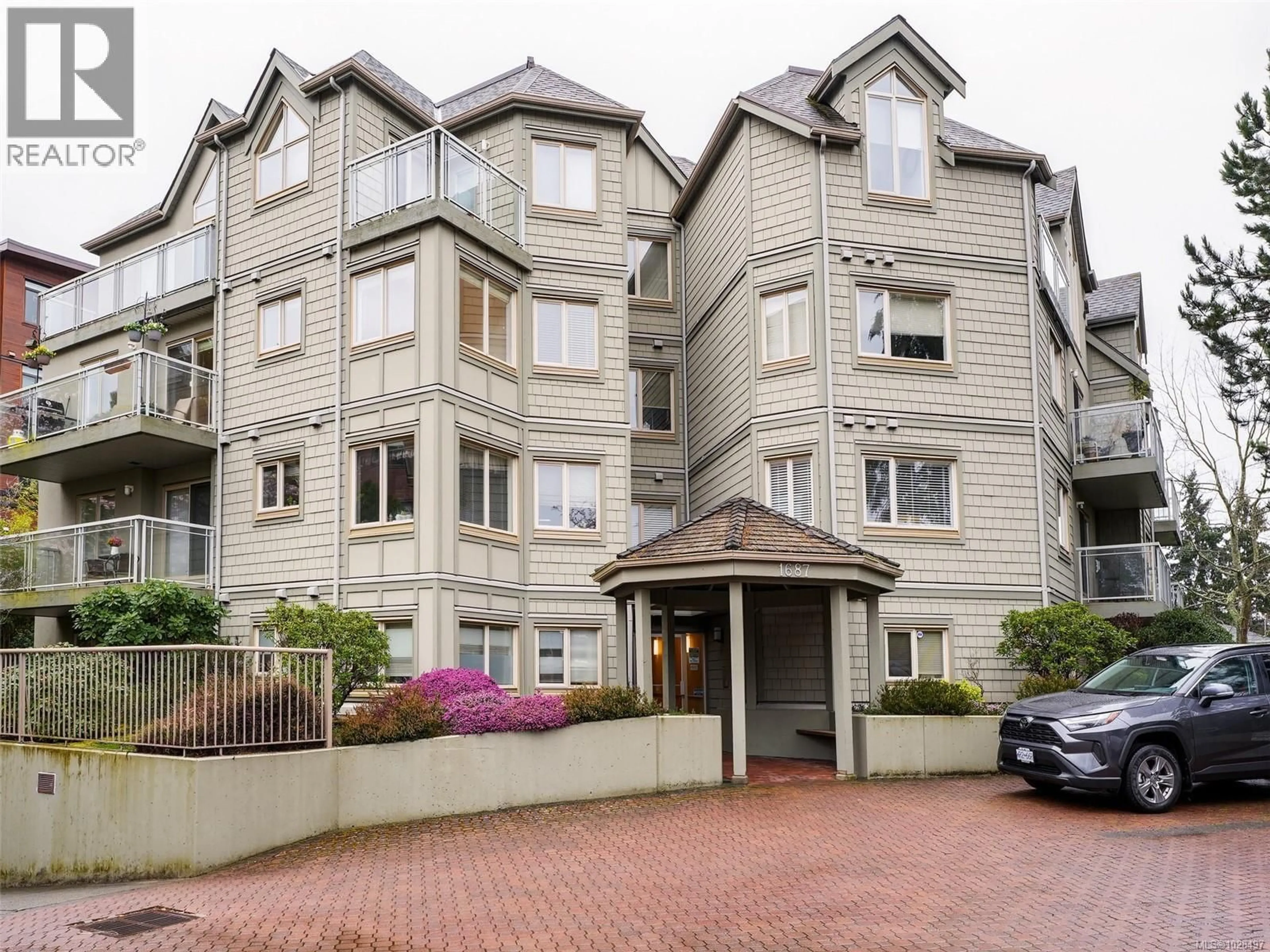 Unknown for 301 - 1687 POPLAR AVENUE, Saanich British Columbia V8P4K5