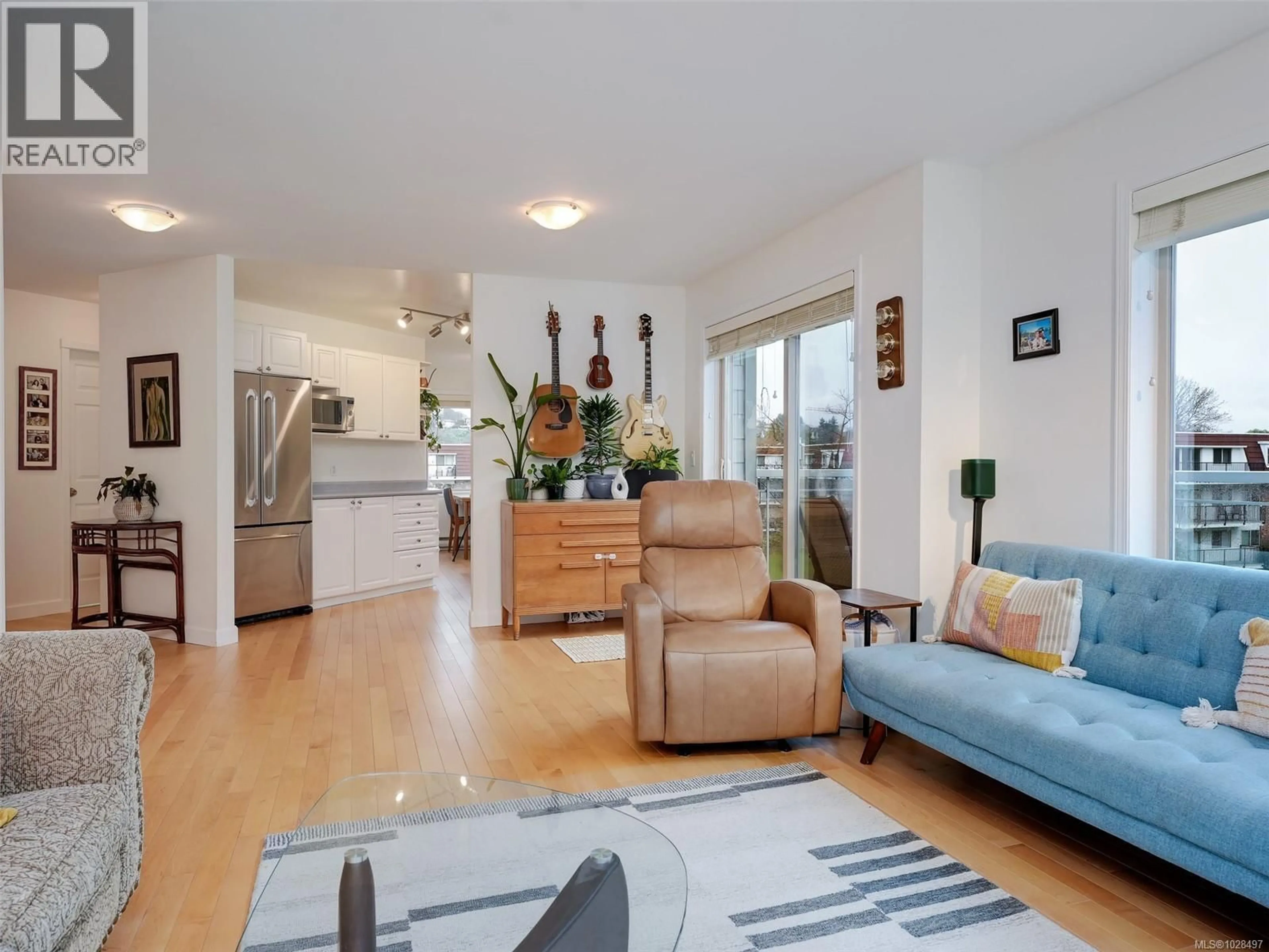 Living room with furniture, unknown for 301 - 1687 POPLAR AVENUE, Saanich British Columbia V8P4K5