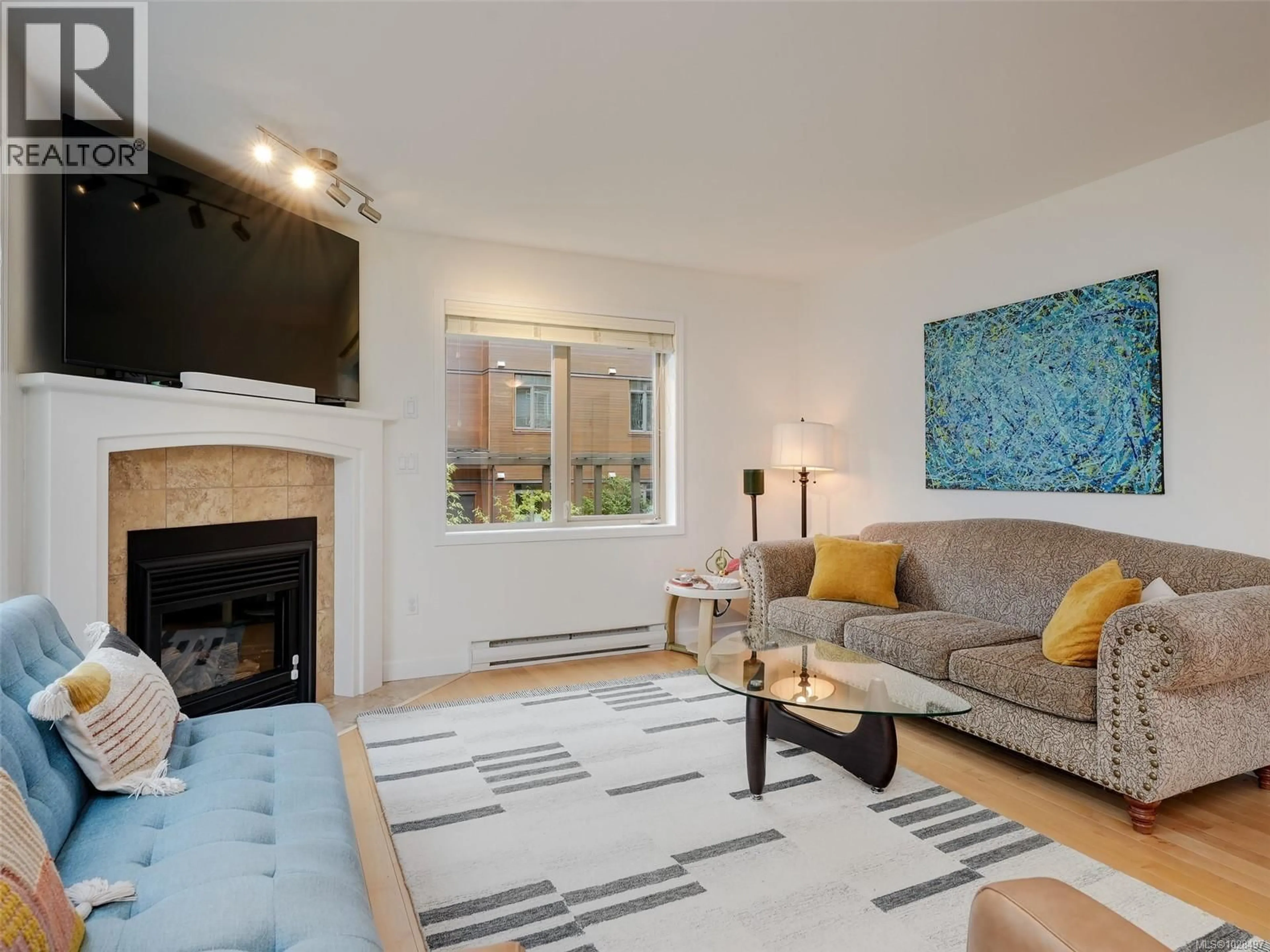 Living room with furniture, unknown for 301 - 1687 POPLAR AVENUE, Saanich British Columbia V8P4K5