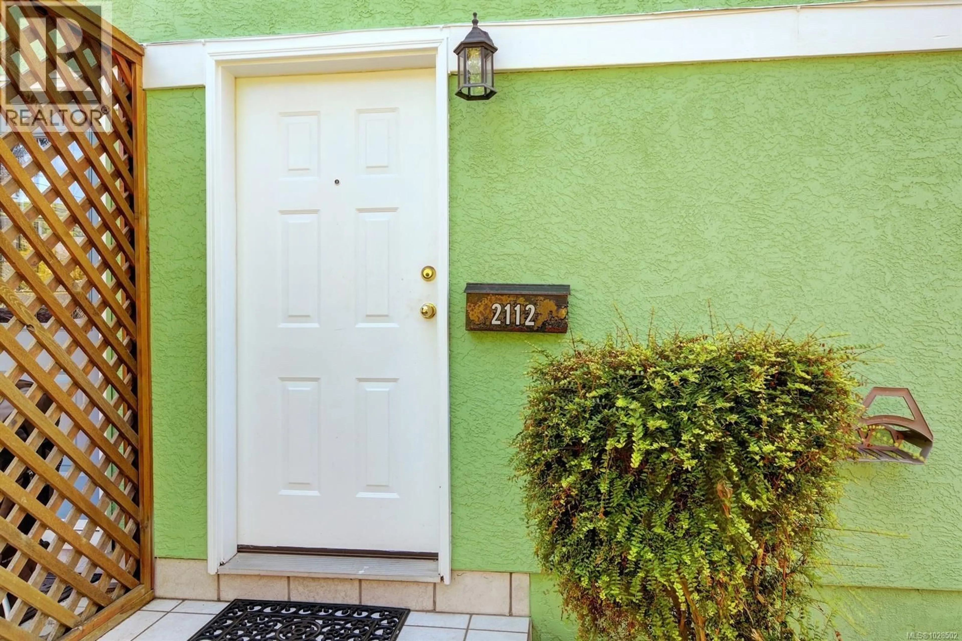 Indoor entryway for 2112 SAYWARD STREET, Victoria British Columbia V8R3T3