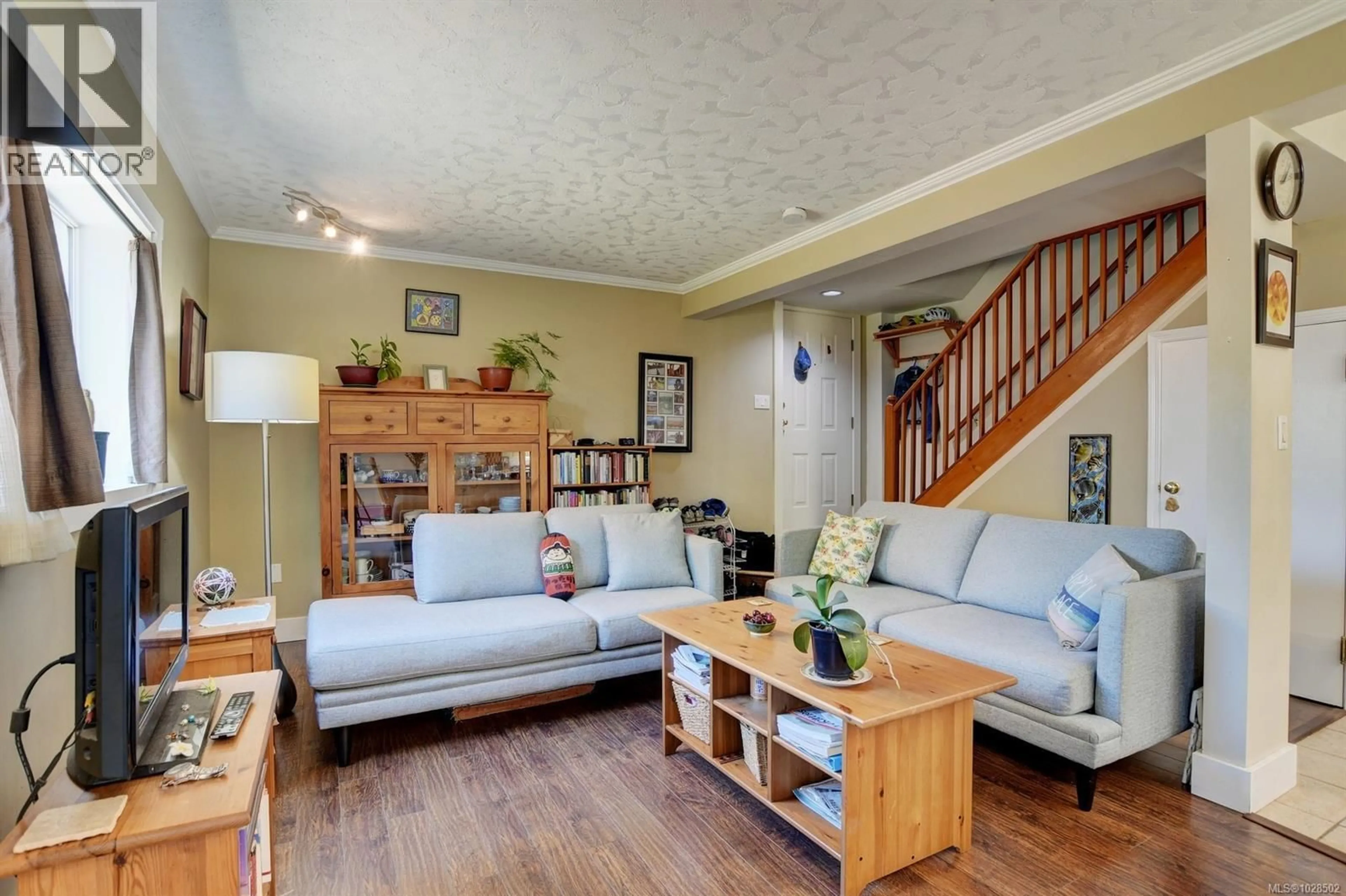 Living room with furniture, wood/laminate floor for 2112 SAYWARD STREET, Victoria British Columbia V8R3T3
