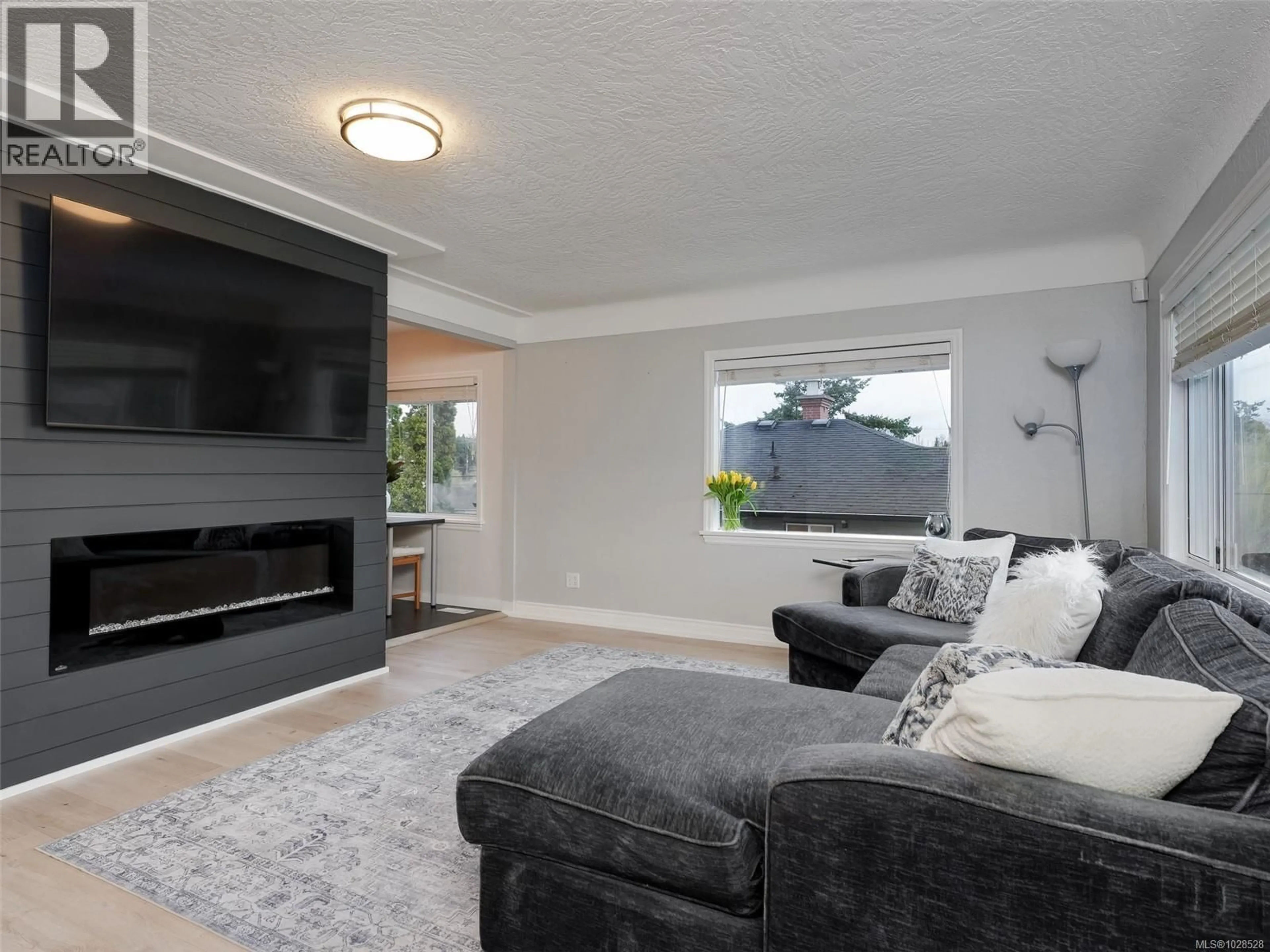 Living room with furniture, unknown for 3044 AUSTIN AVENUE, Saanich British Columbia V9A2L2