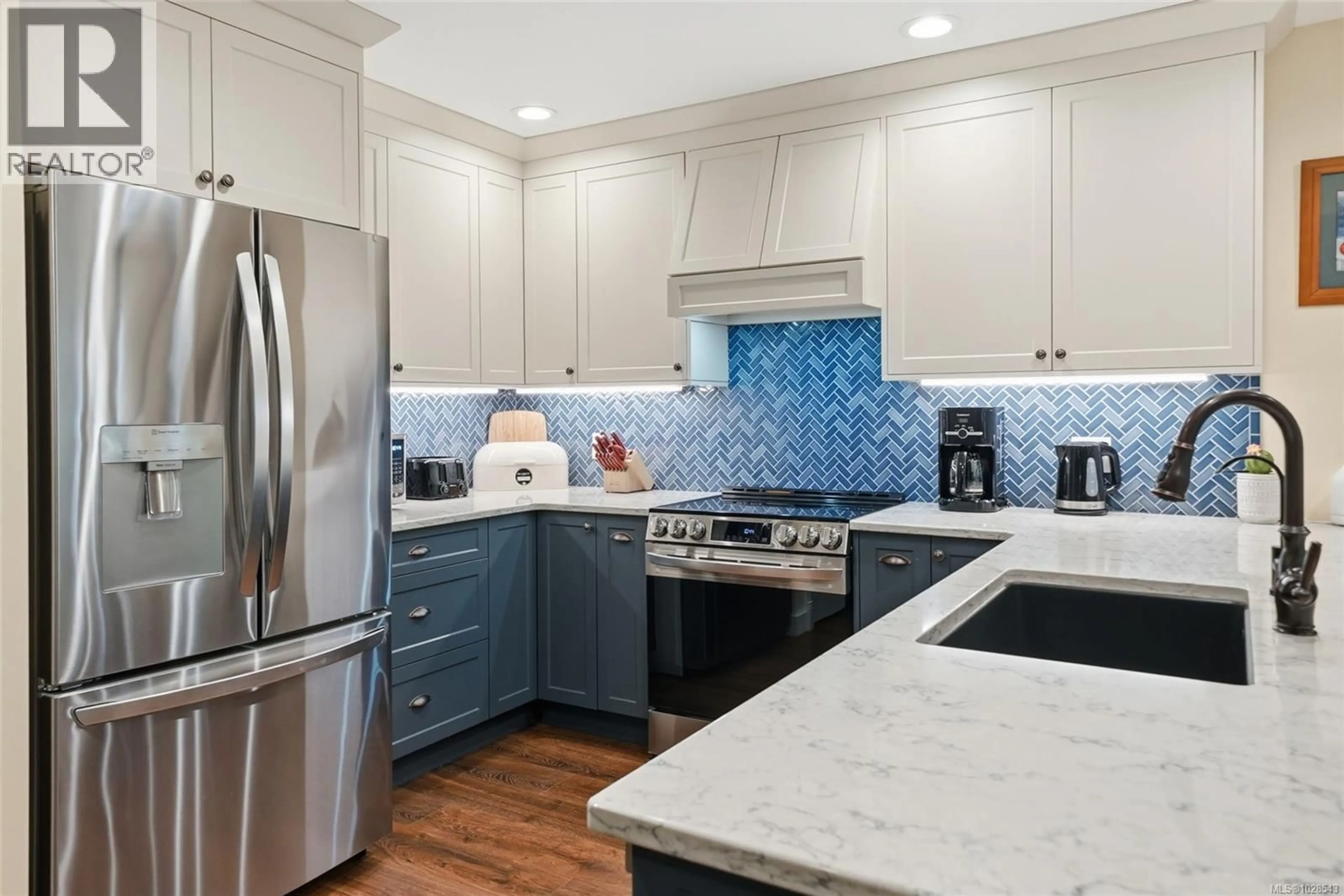 Contemporary kitchen, ceramic/tile floor for 272 JAMES WAY, Gabriola Island British Columbia V0R1X1