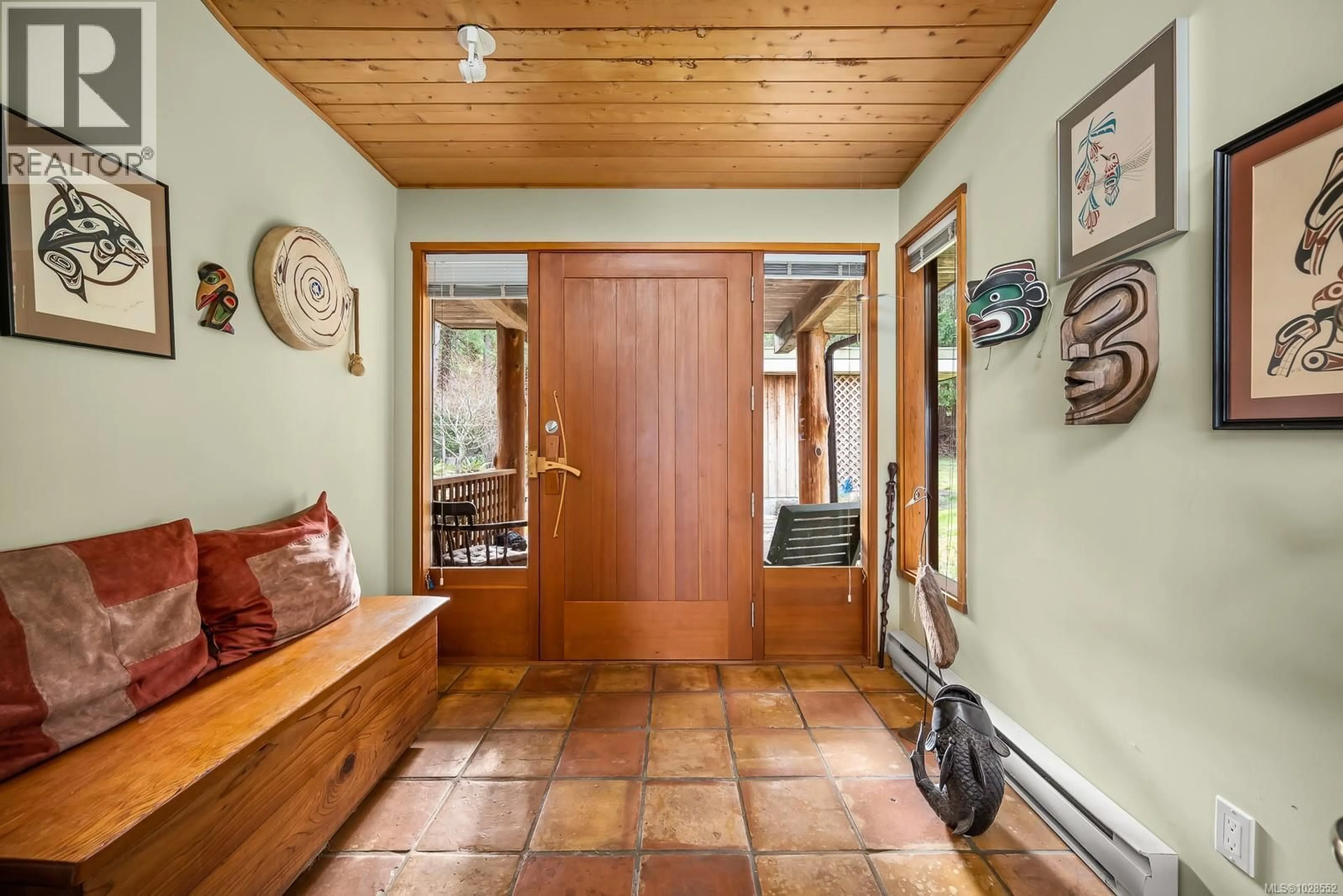 Indoor foyer for 2450 CLAMSHELL PLACE, Hornby Island British Columbia V0R1Z0