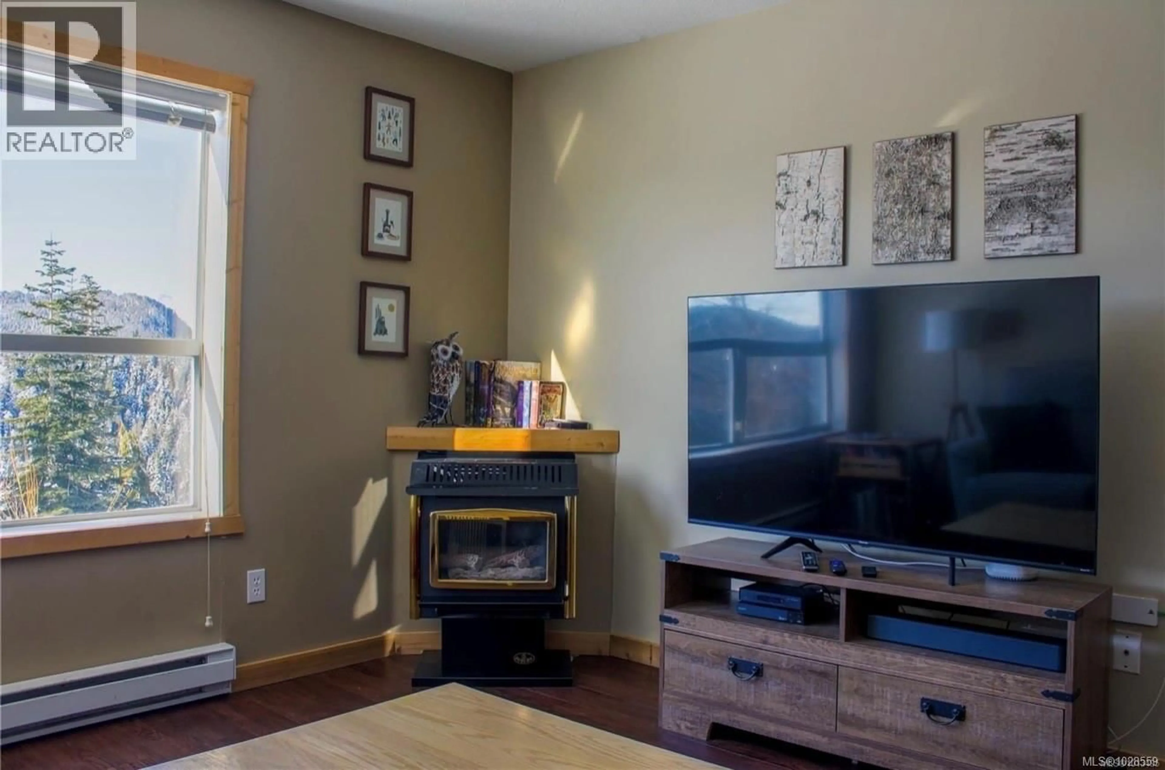 Living room with furniture, wood/laminate floor for 106 - 1105 HENRY ROAD, Courtenay British Columbia V9J1L0