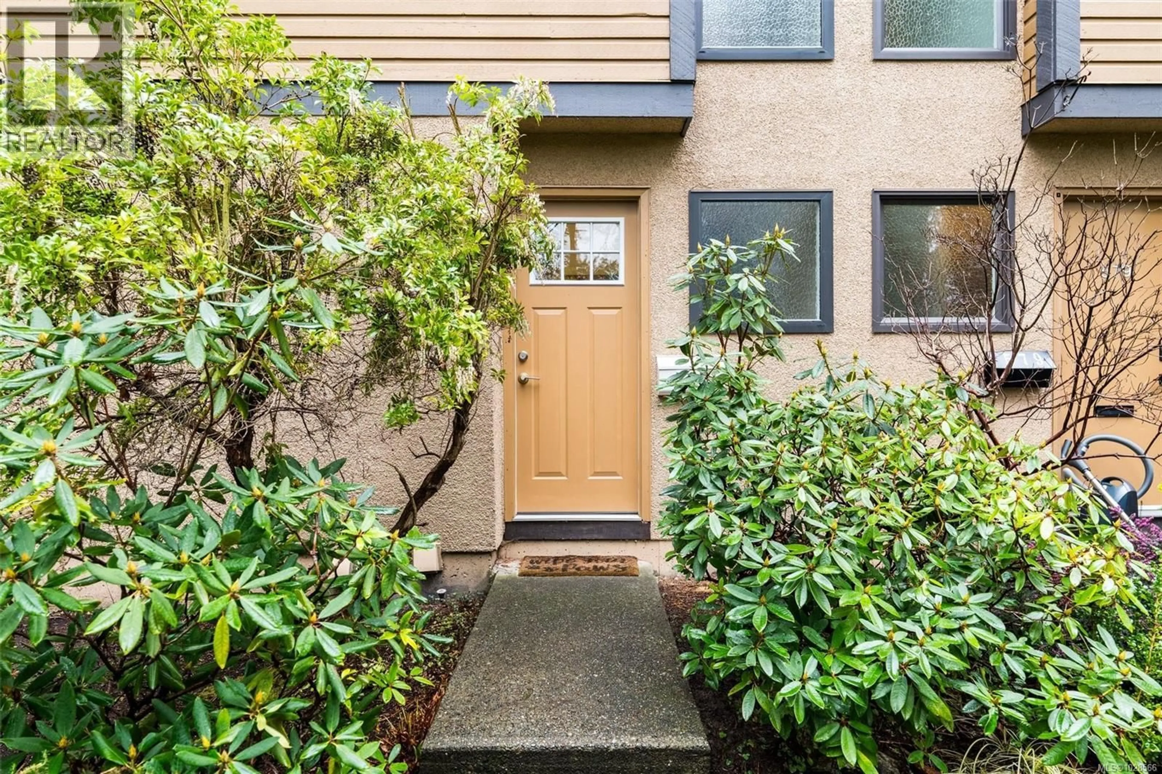 Indoor entryway for 587 CROSSANDRA CRESCENT, Saanich British Columbia V8Z6G4