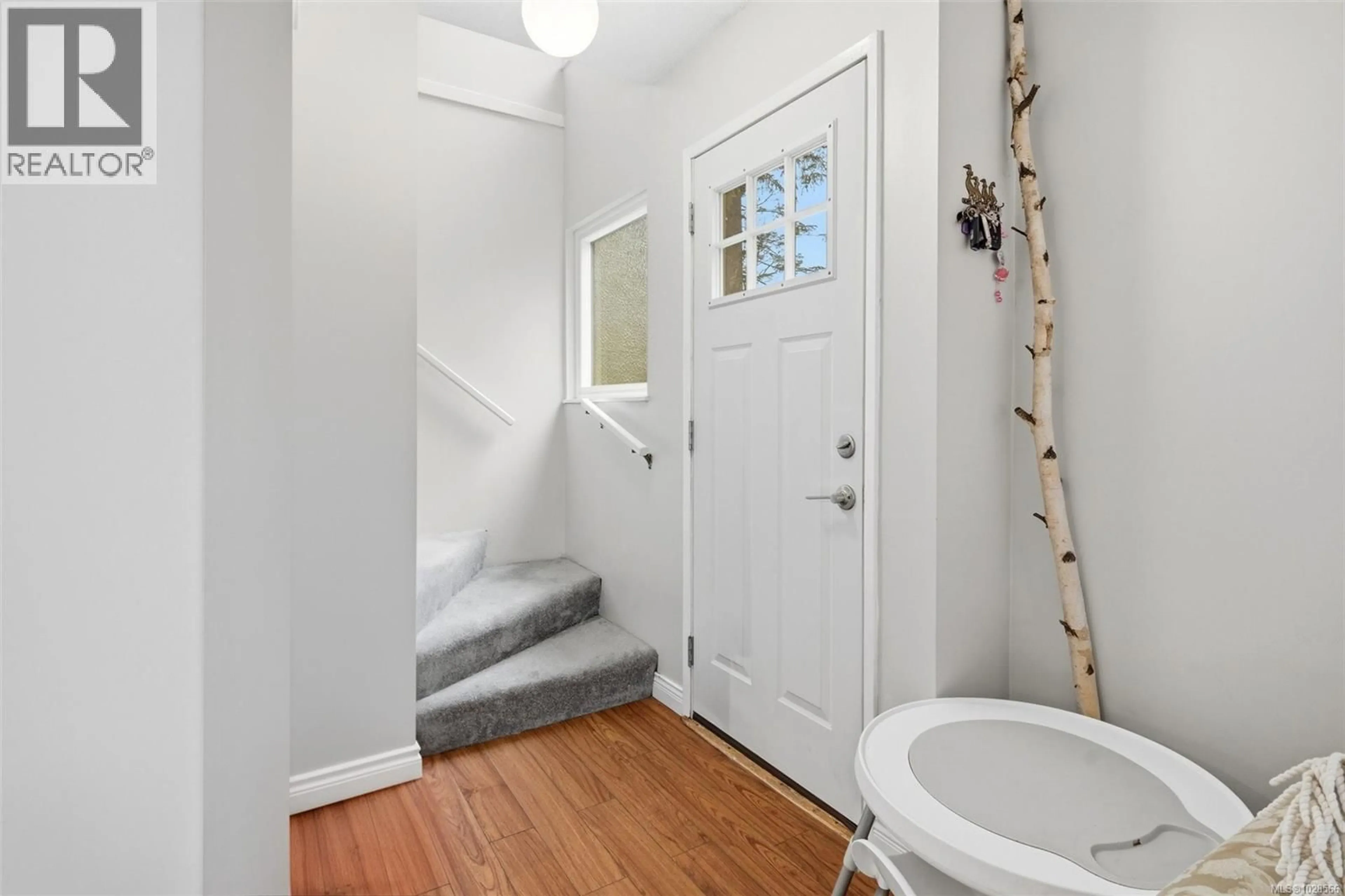 Indoor entryway for 587 CROSSANDRA CRESCENT, Saanich British Columbia V8Z6G4