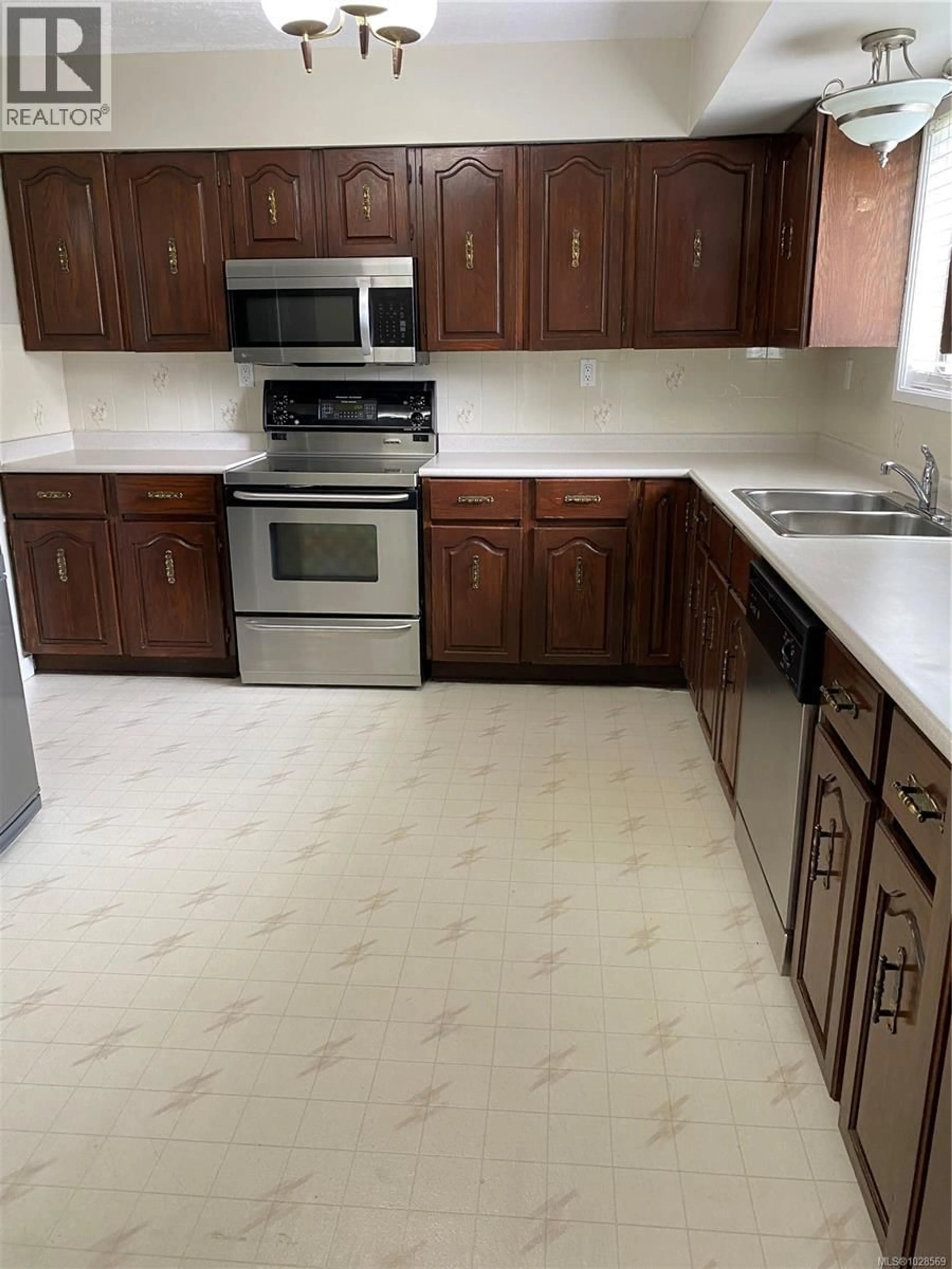 Standard kitchen, ceramic/tile floor for 531 SAVARY CRESCENT, Campbell River British Columbia V9W6V7