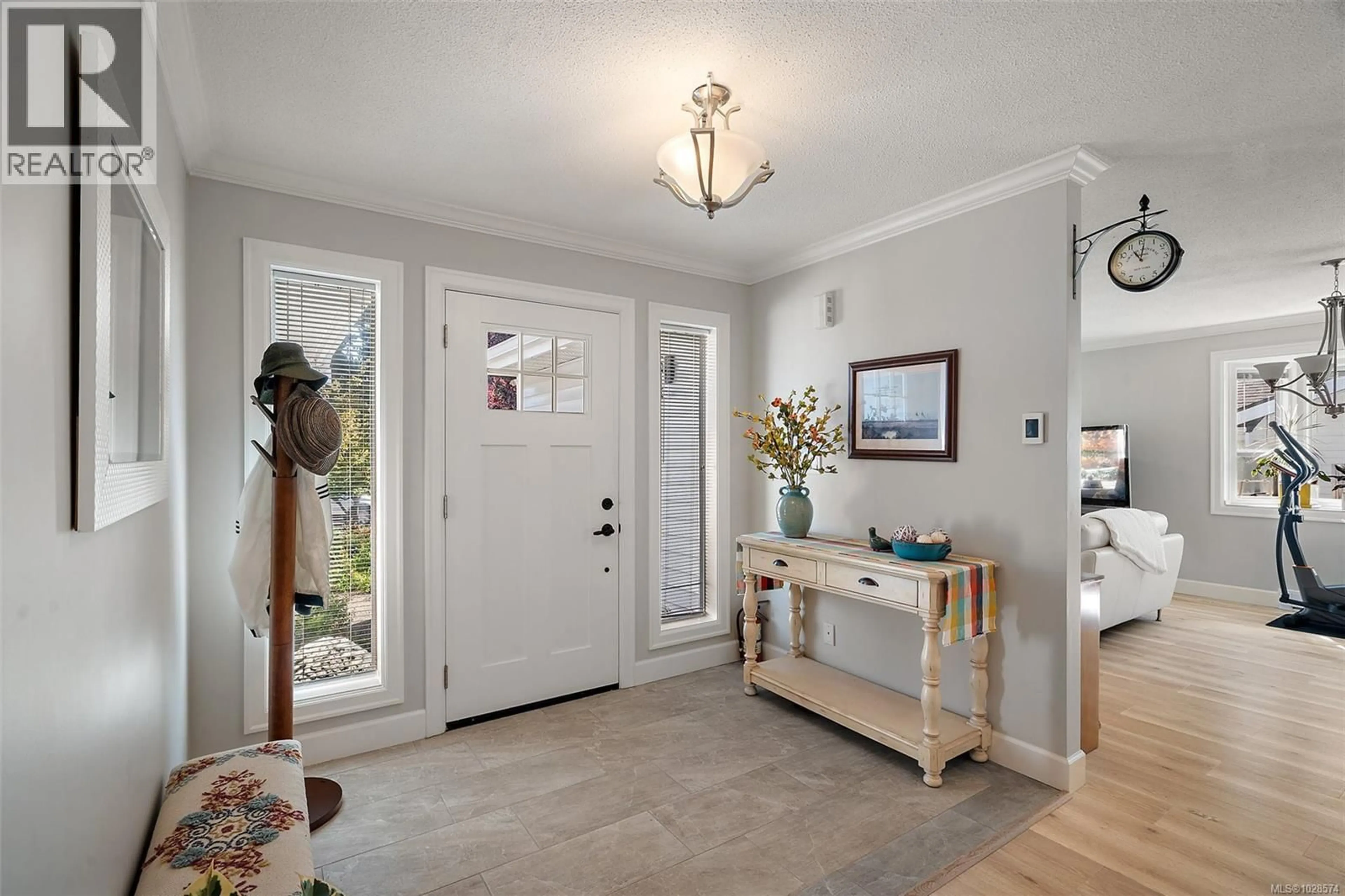 Indoor entryway for 3998 CEDAR HILL ROAD, Saanich British Columbia V8N3C1