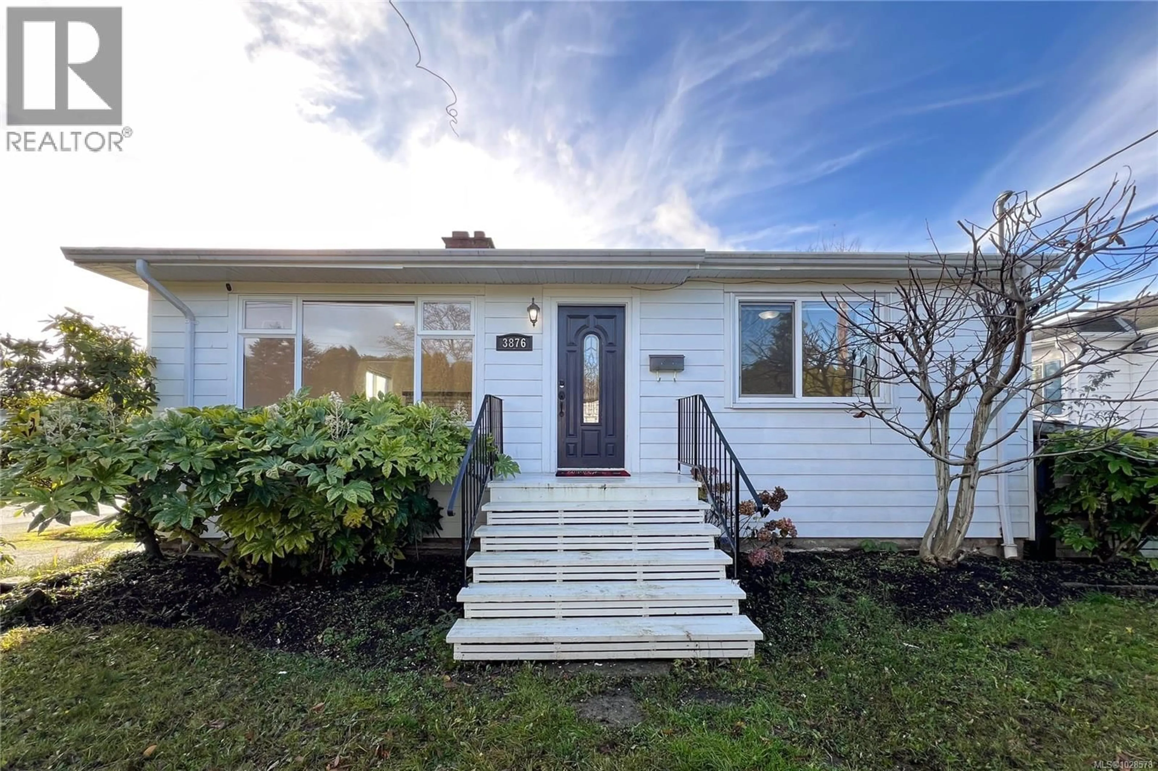 Home with vinyl exterior material, unknown for 3876 CAREY ROAD, Saanich British Columbia V8Z4C8